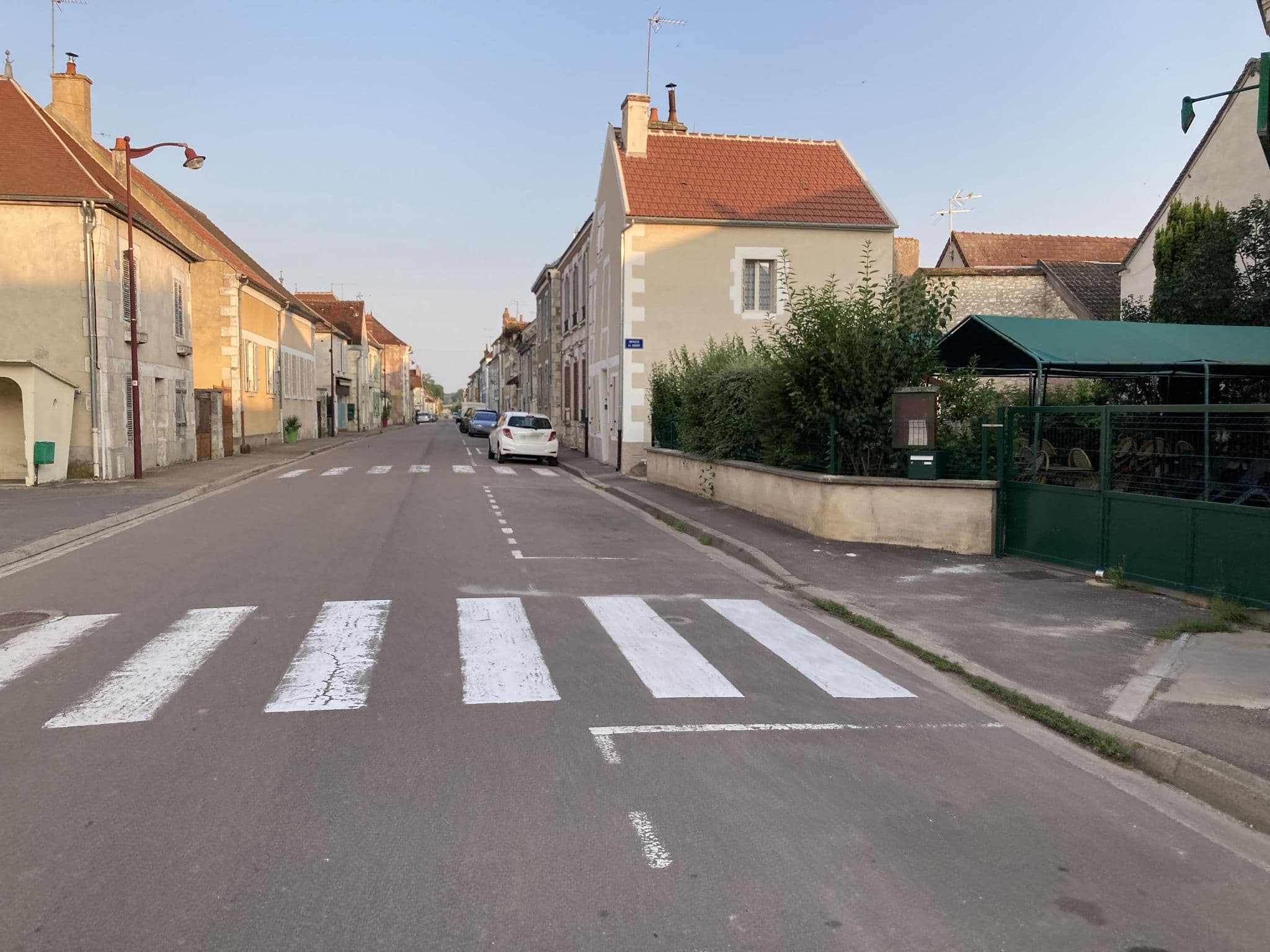 Street view near Hôtel de la Poste, Champs-sur-Yonne — © beat (CC BY-SA · Mapillary)