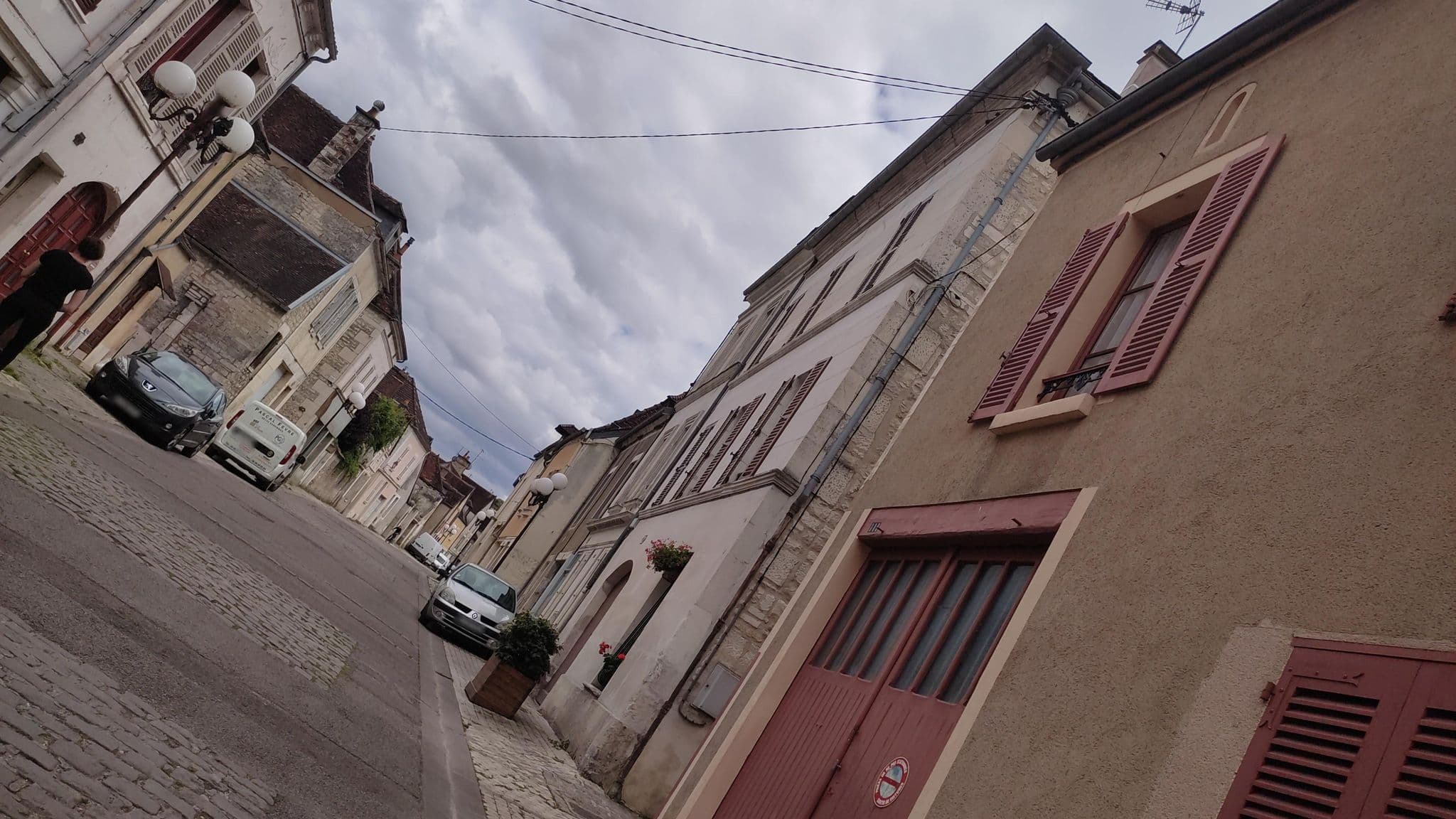 Street view near Caroline's le Pied de la Falaise, Tonnerre — © kritic (CC BY-SA · Mapillary)