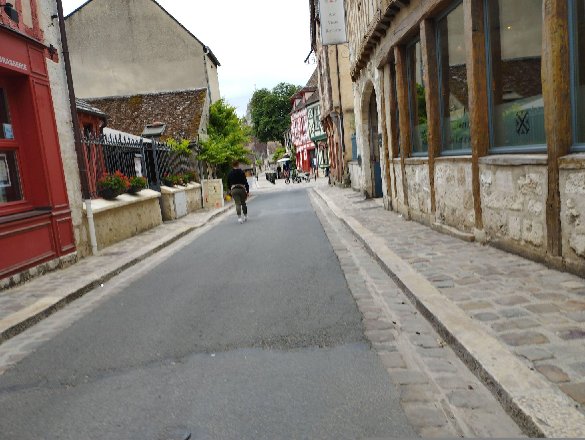 Street view near Hostellerie Aux Vieux Remparts Hotel Provins, Provins — © kritic (CC BY-SA · Mapillary)