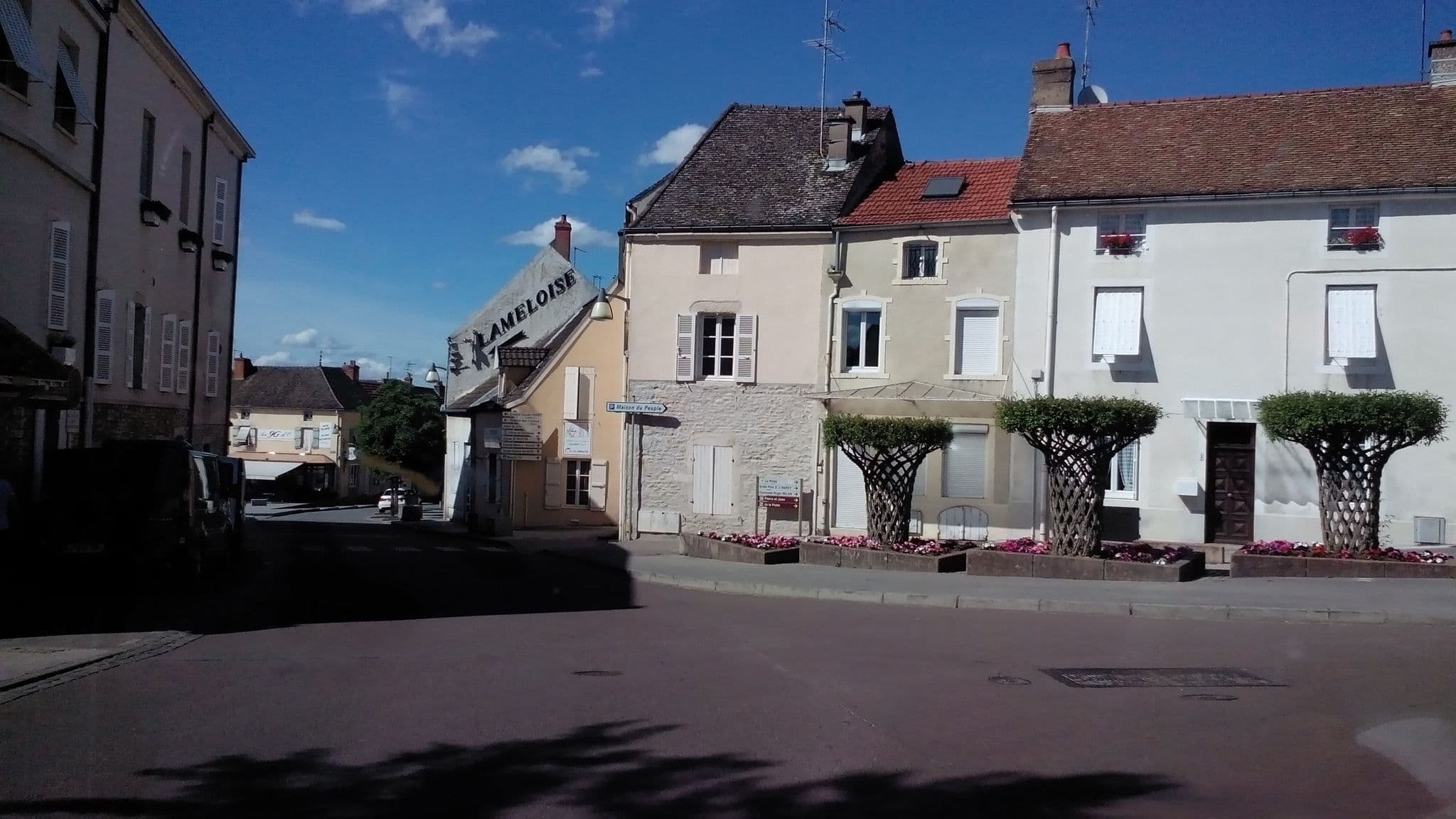 Street view near Hotel lameloise, Chagny — © derfred (CC BY-SA · Mapillary)