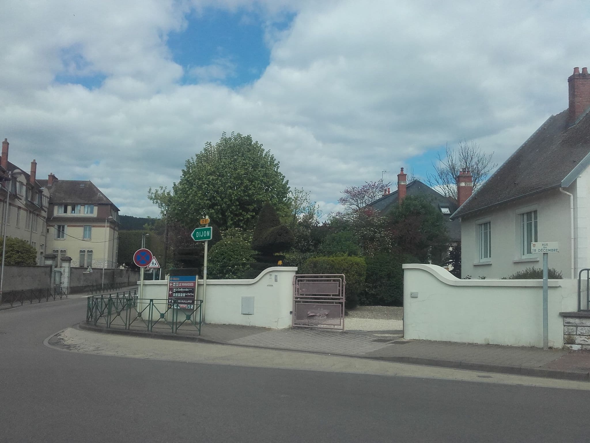 Street view near Chateau de Quincey, Nuits-Saint-Georges — © alexcorioze (CC BY-SA · Mapillary)