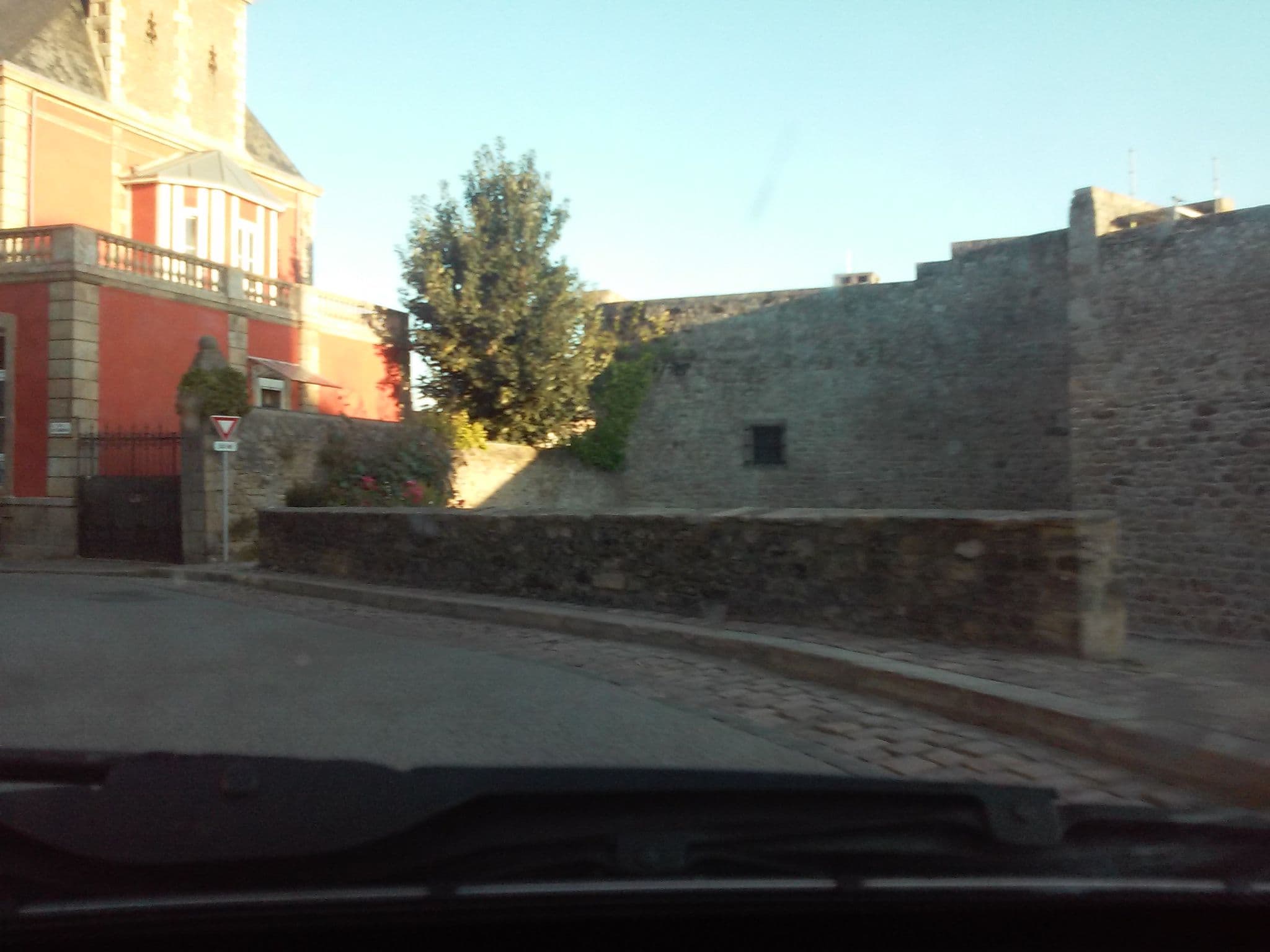 Street view near Hôtel du Château, Léhon — © pymouss (CC BY-SA · Mapillary)