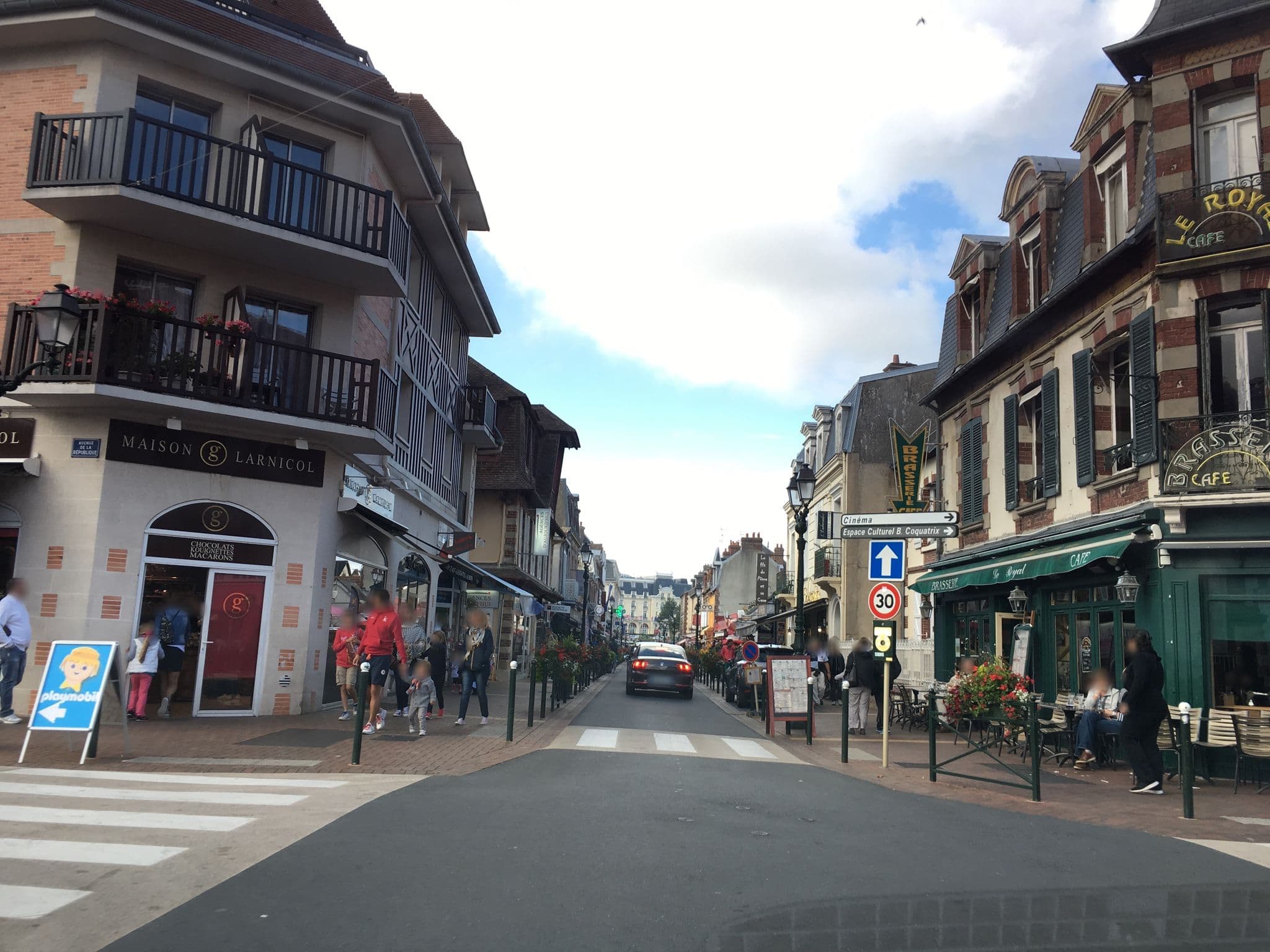 Street view near Hôtel de Paris, Cabourg — © cquest (CC BY-SA · Mapillary)