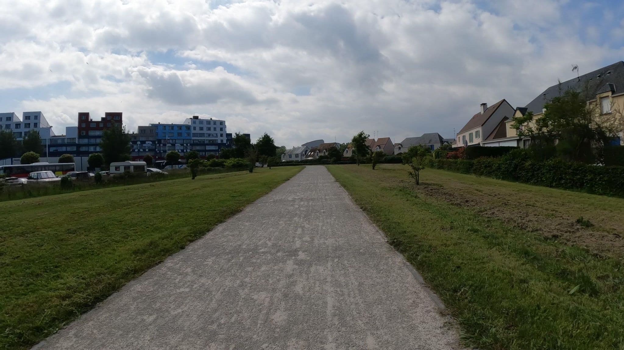 Street view near Résidence Pierre & Vacances Le Chant des Oiseaux, Courseulles-sur-Mer — © Nzau (CC BY-SA · Mapillary)