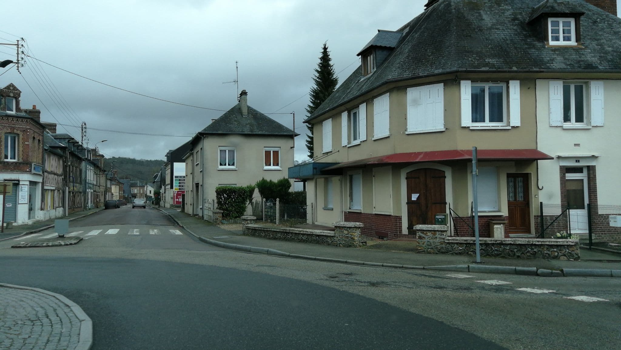 Street view near Hôtel Restaurant le Logis de Brionne, Brionne — © jerome_pietri (CC BY-SA · Mapillary)