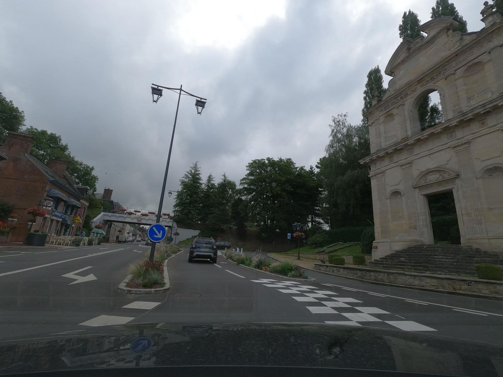 Street view near Le Continental*** - DOMAINE DE FORGES, Forges-les-Eaux — © uwekoch (CC BY-SA · Mapillary)