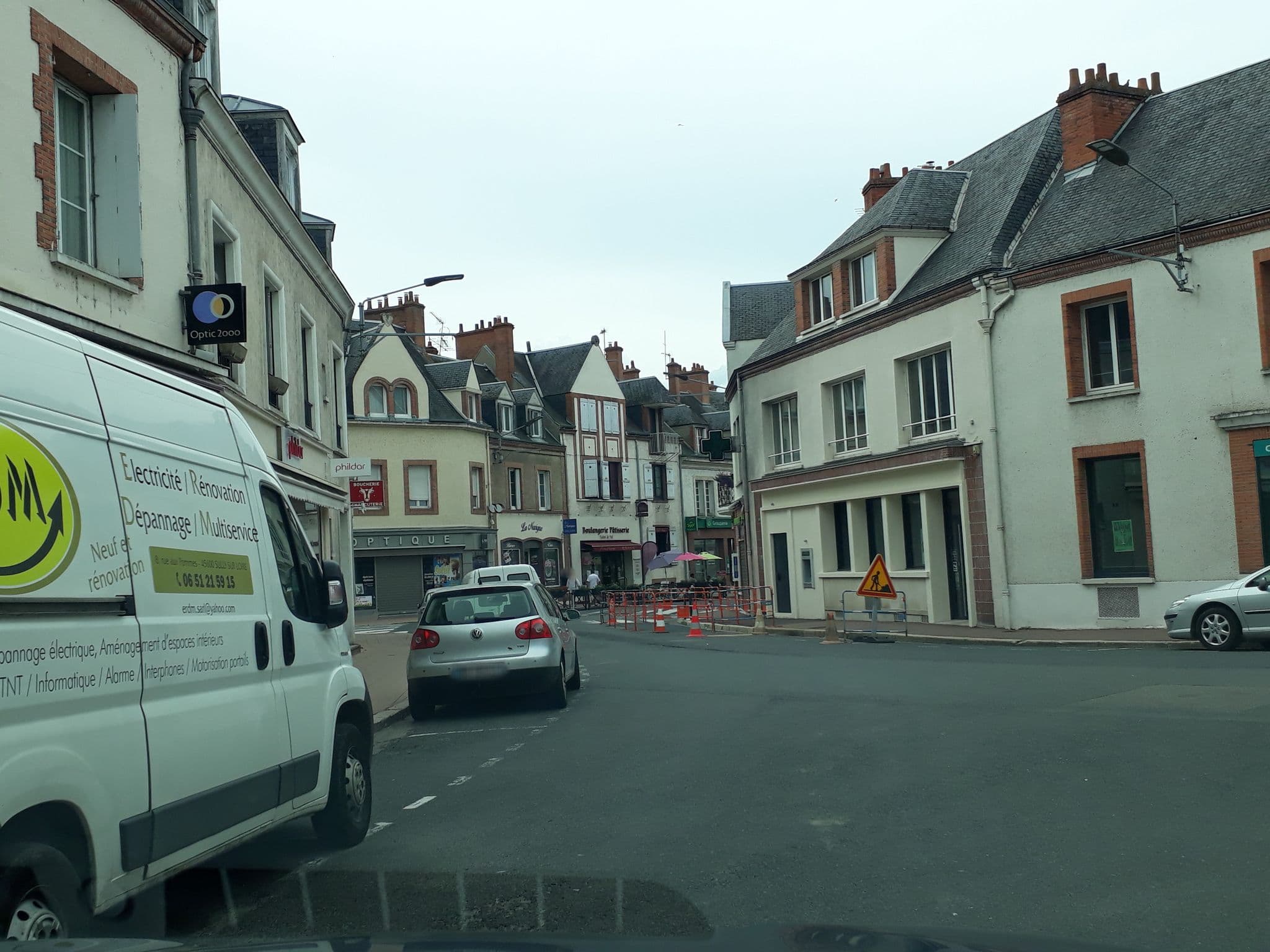 Street view near Les Gîtes du Bonheur de Sully-sur-Loire, Sully-sur-Loire — © df45 (CC BY-SA · Mapillary)