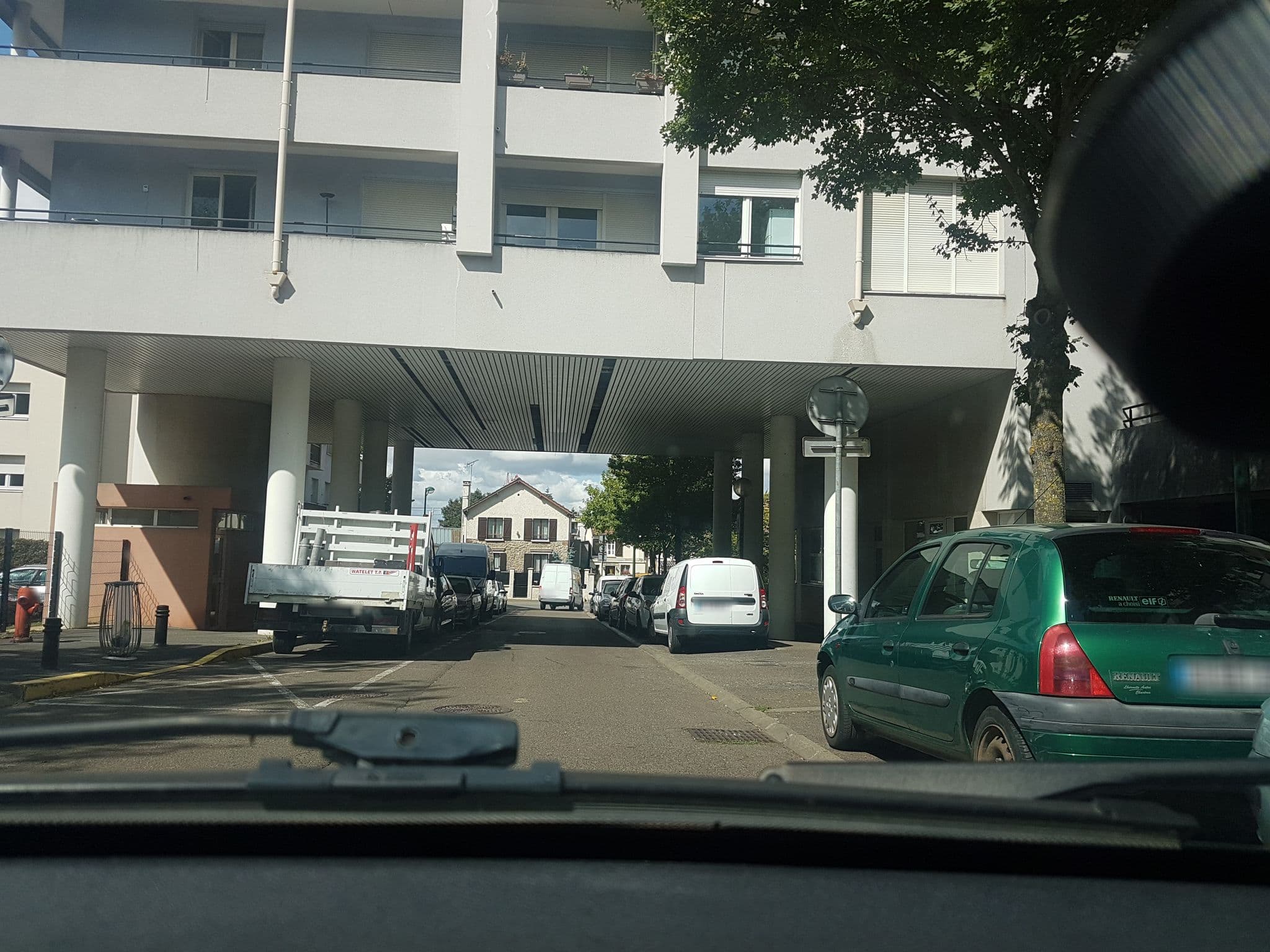 Street view near Duplex Plaisir, Plaisir — © globeur (CC BY-SA · Mapillary)