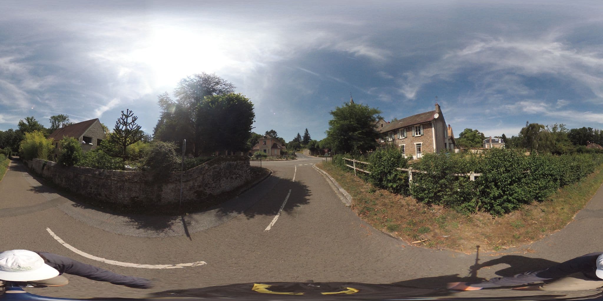 Street view near Auberge des 3 Hameaux, Chevreuse — © geovelo (CC BY-SA · Mapillary)