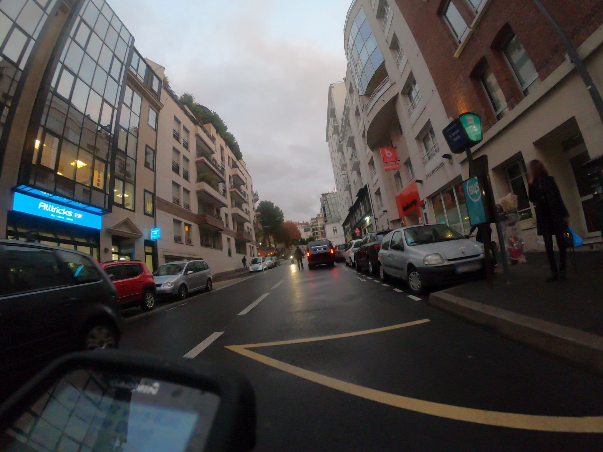 Street view near Hotel De La Mairie, Issy-les-Moulineaux — © htonchia (CC BY-SA · Mapillary)