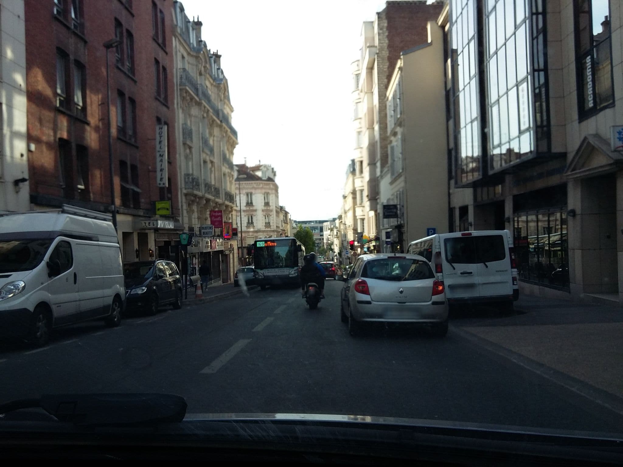 Street view near Room 604, Issy-les-Moulineaux — © vincent_95 (CC BY-SA · Mapillary)