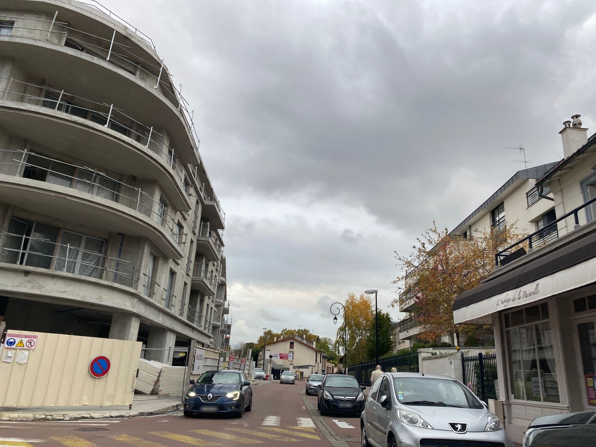 Street view near Auberge de la Passerelle, Saint-Cloud — © fpm (CC BY-SA · Mapillary)