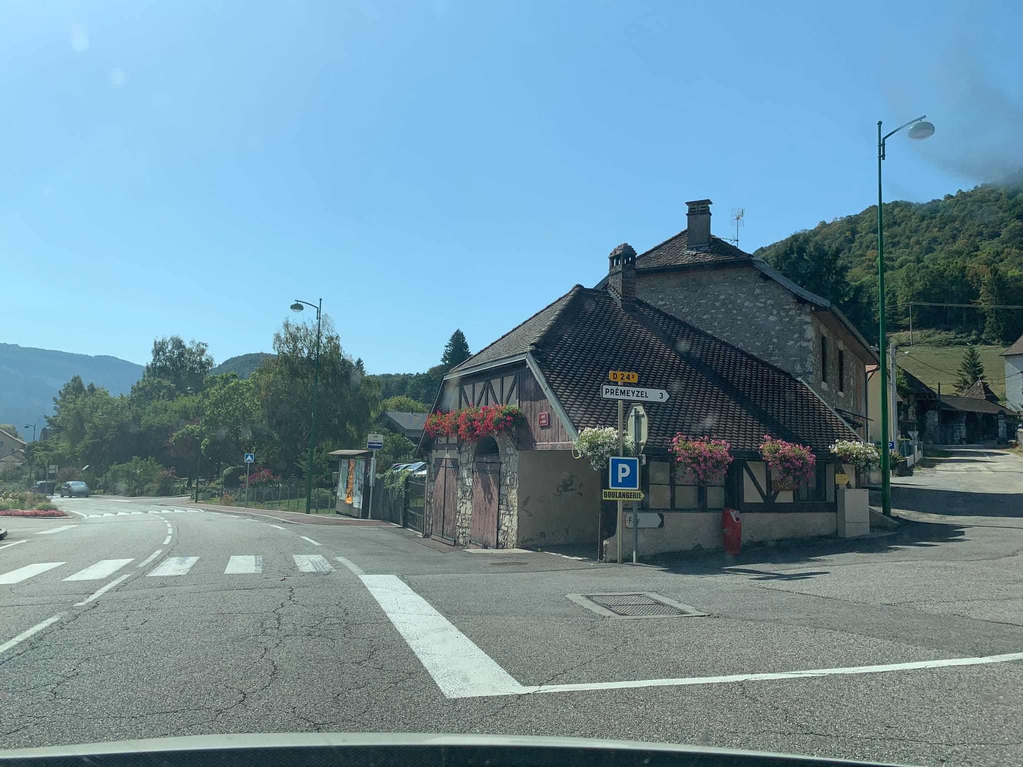 Street view near Hôtel de la Poste, Yenne — © thepriben (CC BY-SA · Mapillary)
