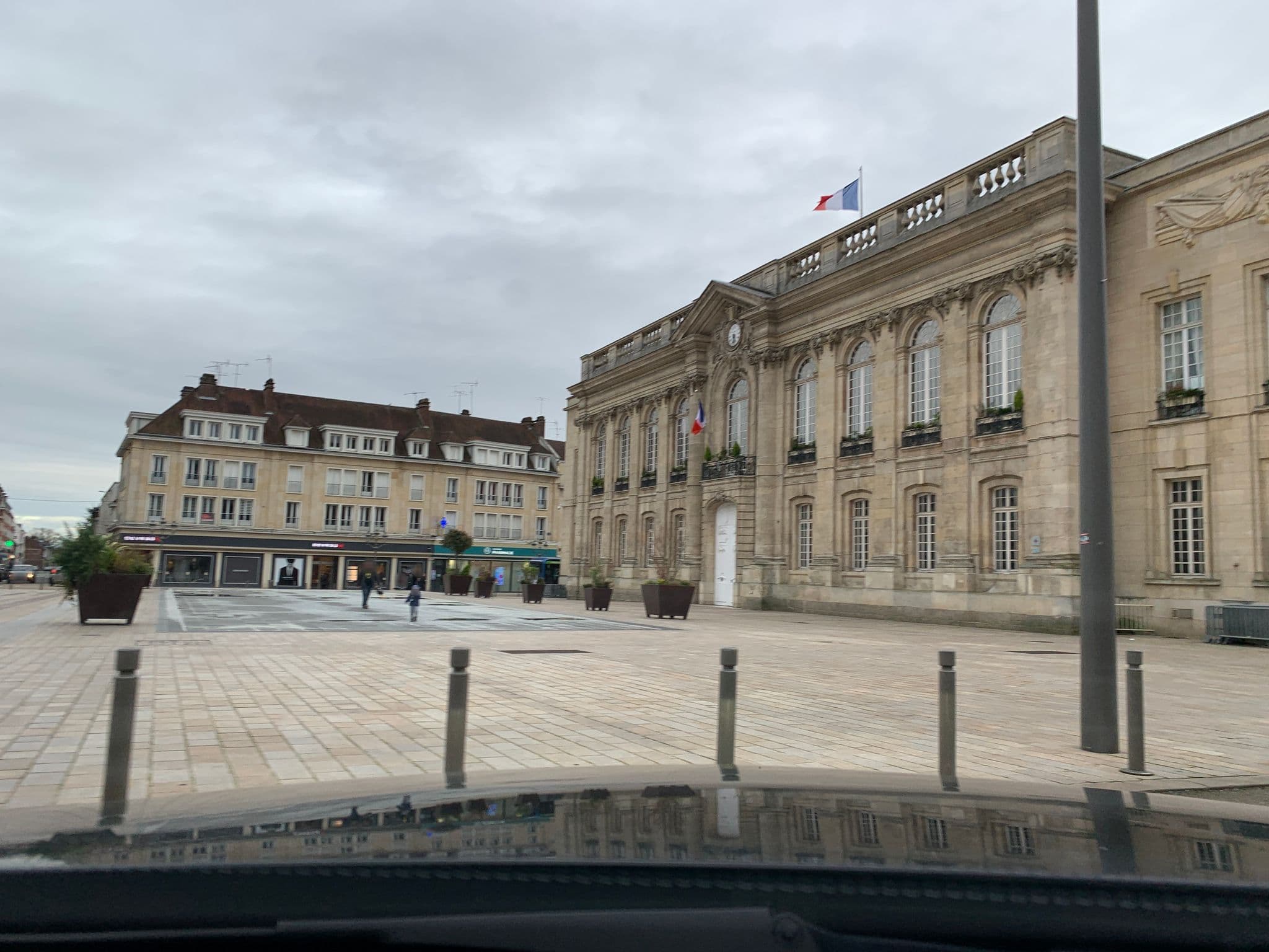 Street view near Hotel Victor, Beauvais — © wasd42 (CC BY-SA · Mapillary)
