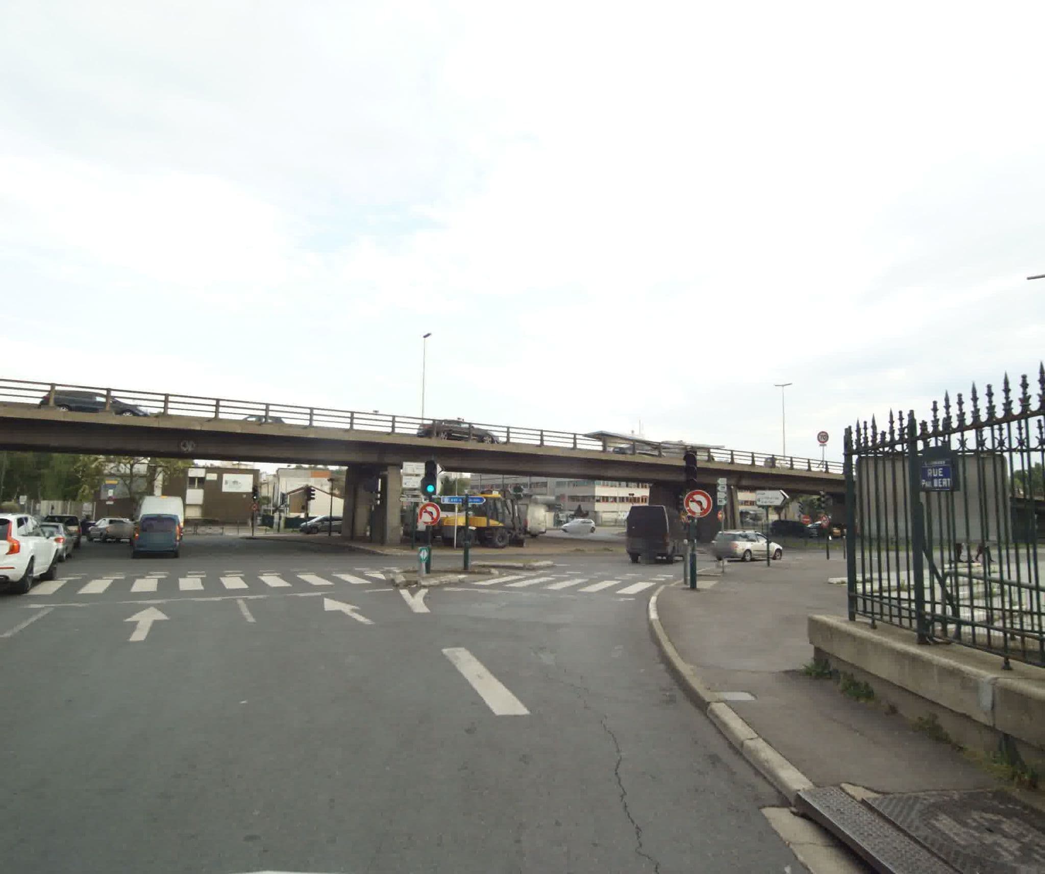 Street view near Hôtel Kyriad Colombes, Colombes — © sogefi (CC BY-SA · Mapillary)
