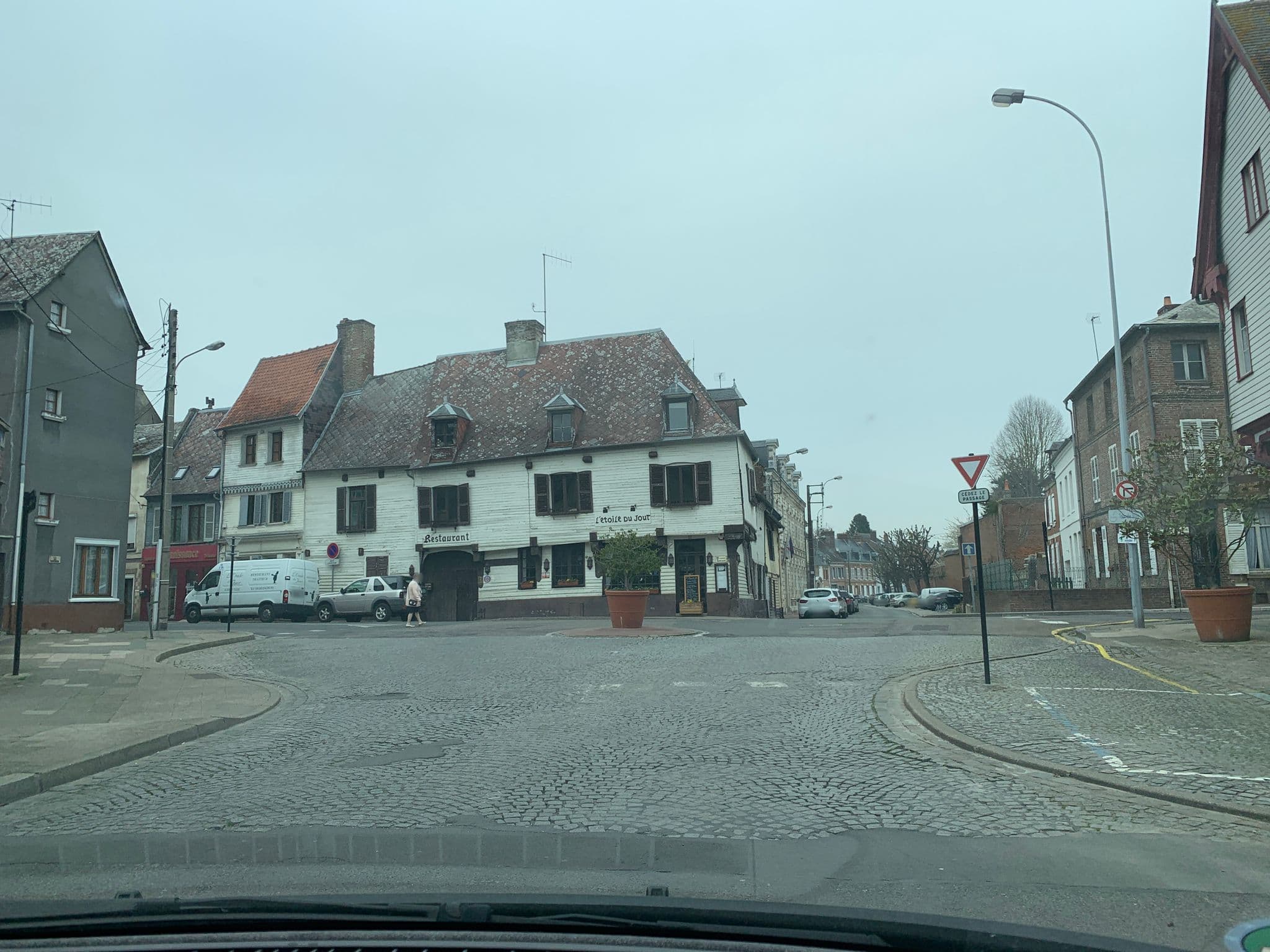 Street view near Les Capucines, Abbeville — © noel (CC BY-SA · Mapillary)