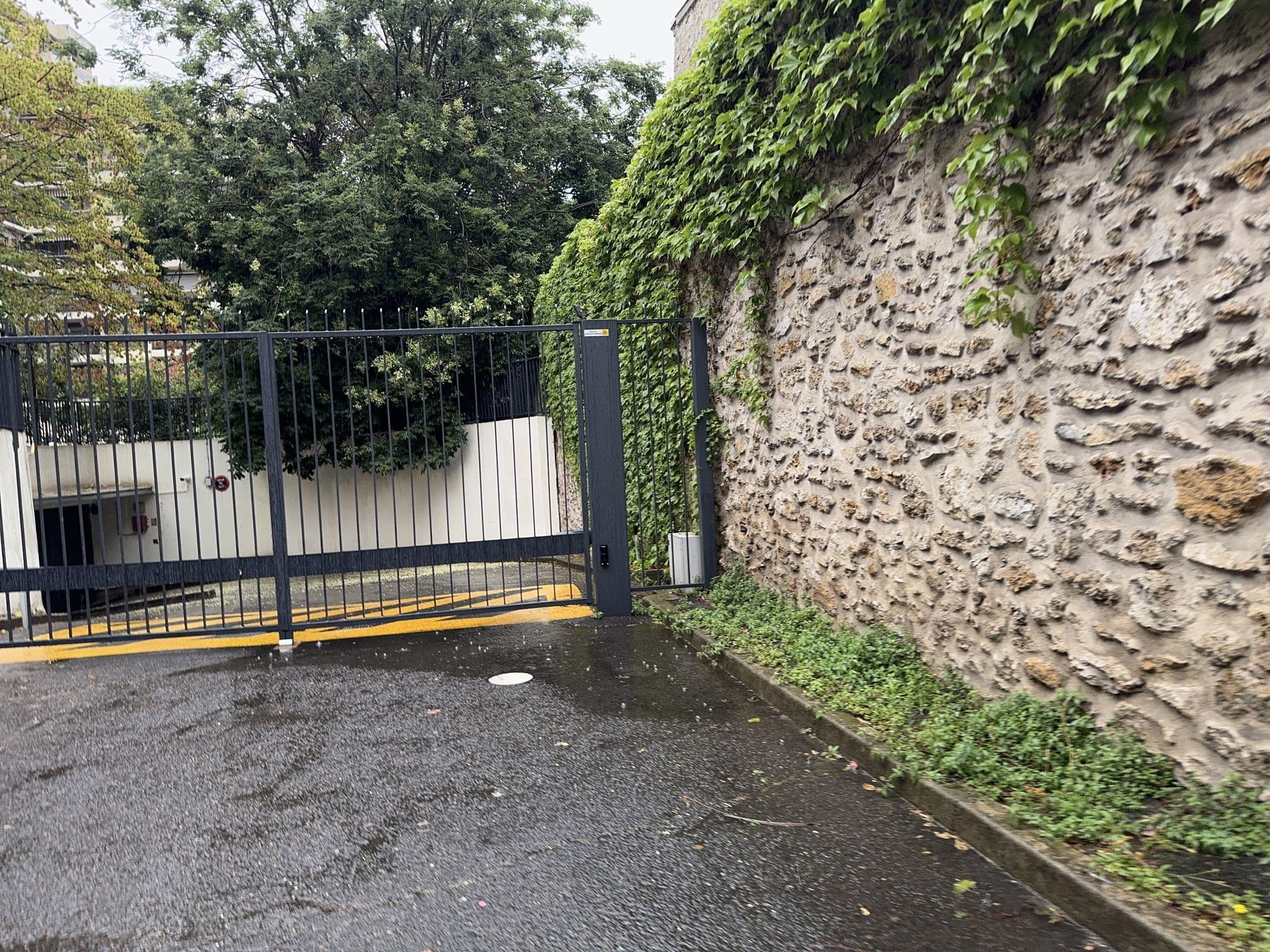 Street view near Parisien Hideaway, Salpêtrière — © jerome92370 (CC BY-SA · Mapillary)