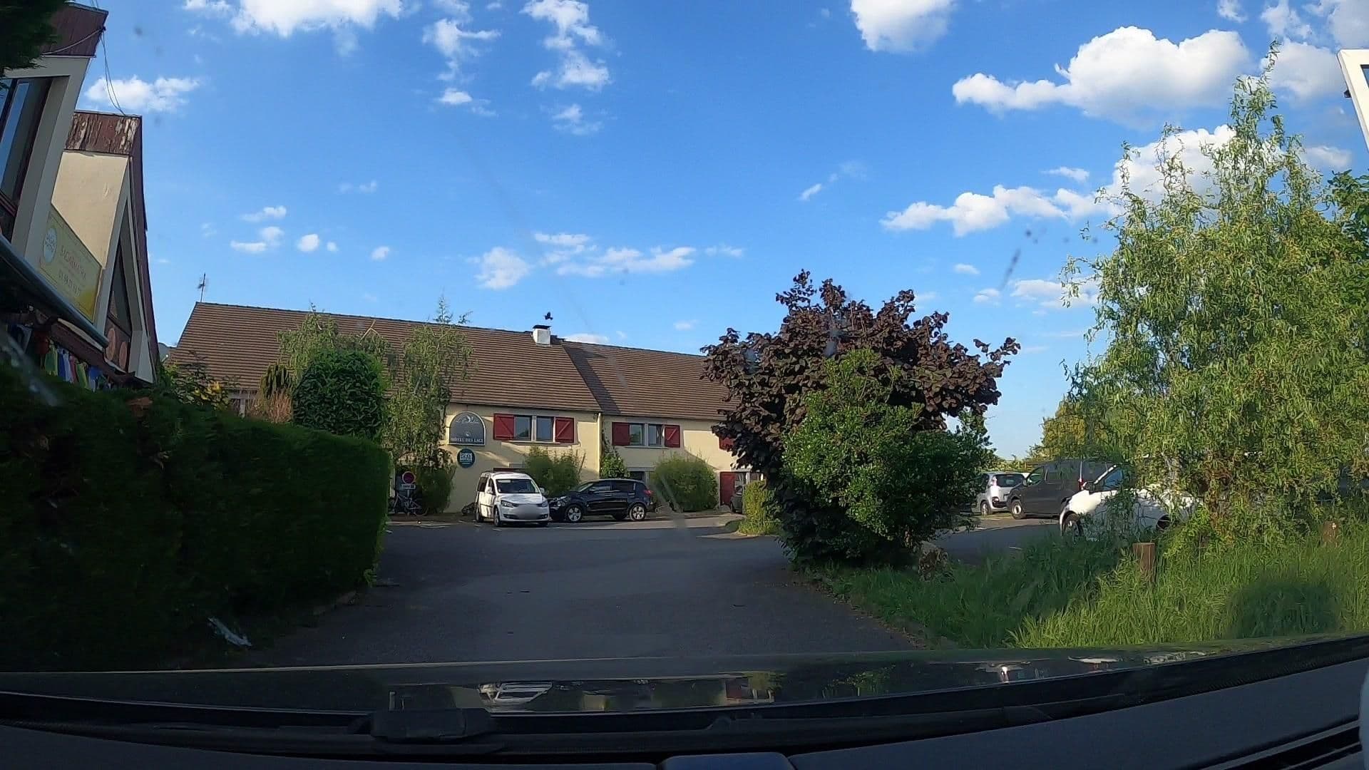 Street view near Hôtel du Lac, Viry-Châtillon — © uwekoch (CC BY-SA · Mapillary)