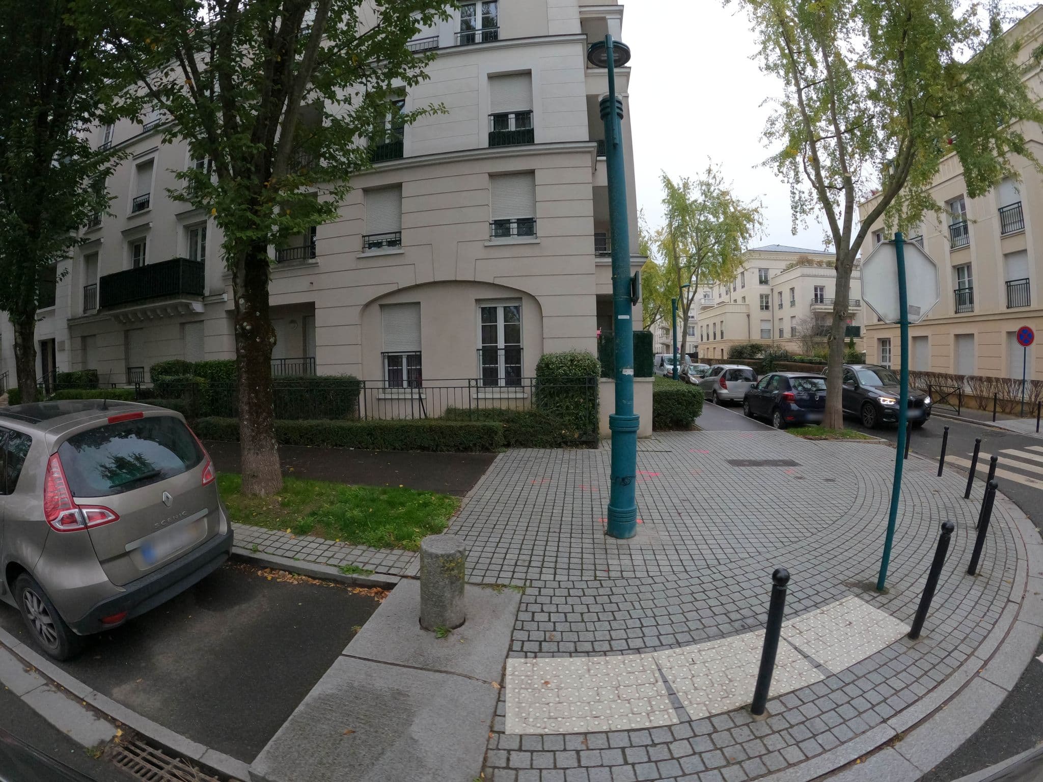 Street view near F&B's Home Disney, Serris — © stephanep (CC BY-SA · Mapillary)
