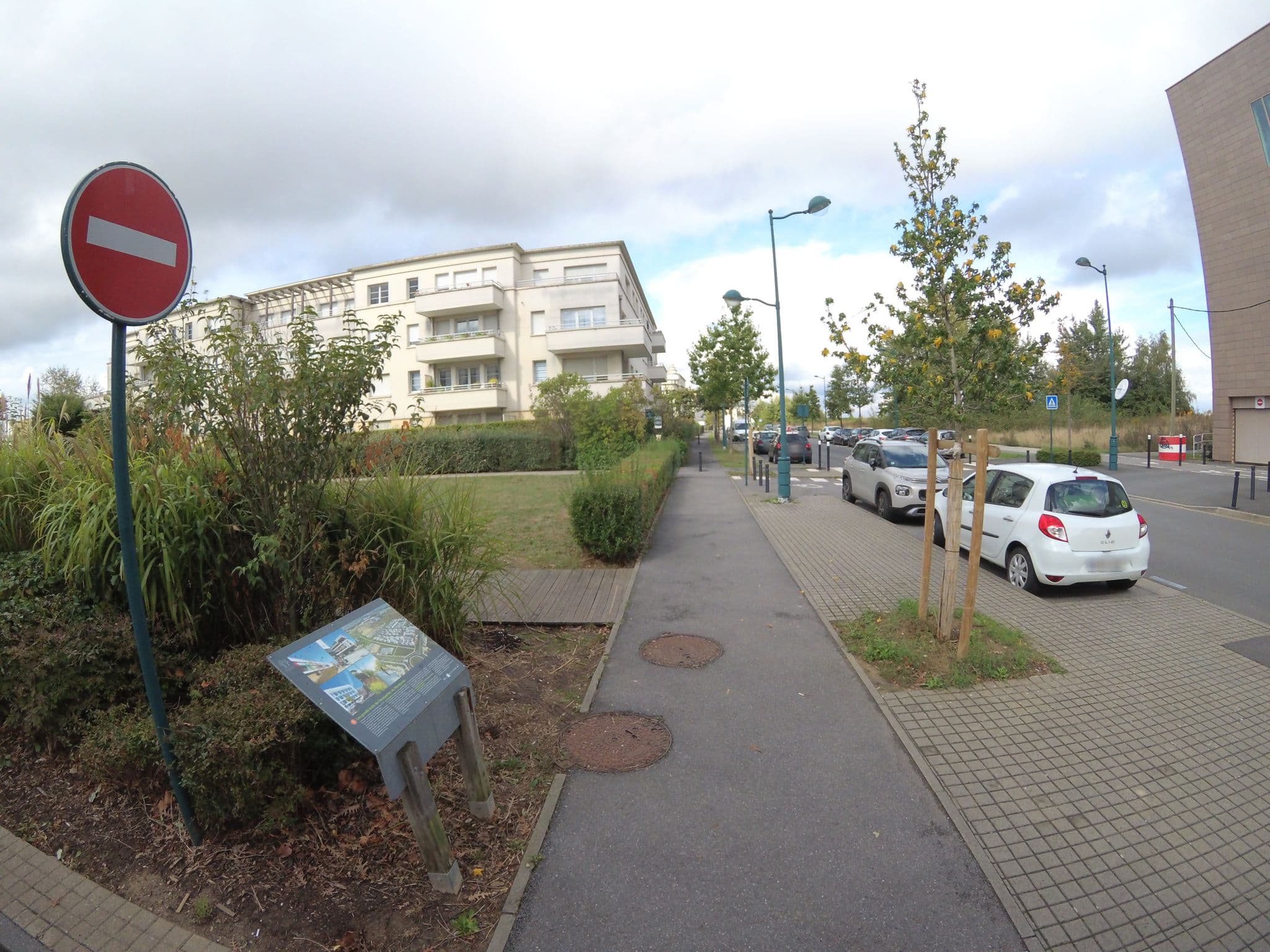 Street view near Disneyland Apartment, Serris — © stephanep (CC BY-SA · Mapillary)