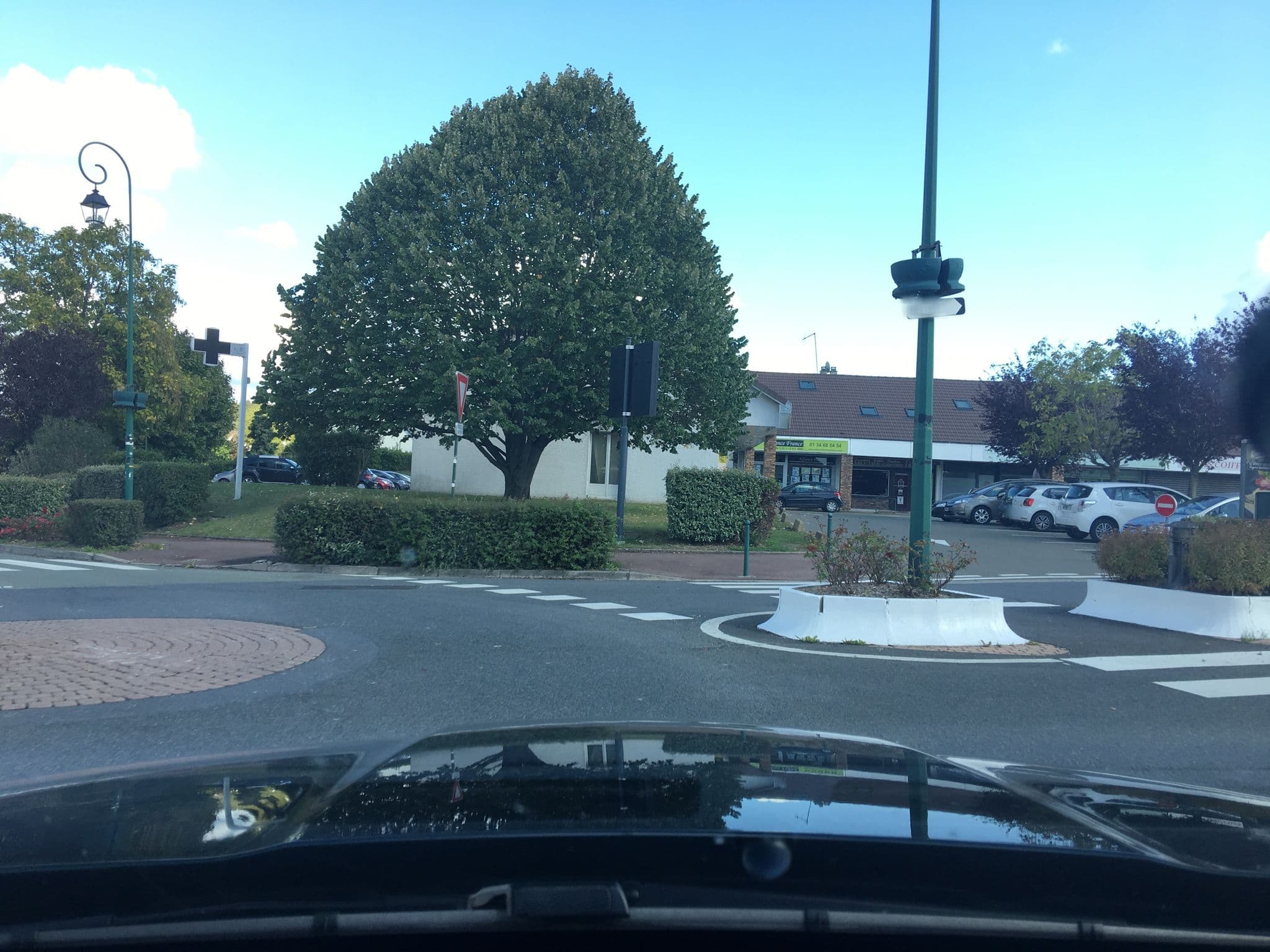 Street view near Hôtel Bureau du Marais de Saint Witz, Saint-Witz — © kgvx (CC BY-SA · Mapillary)