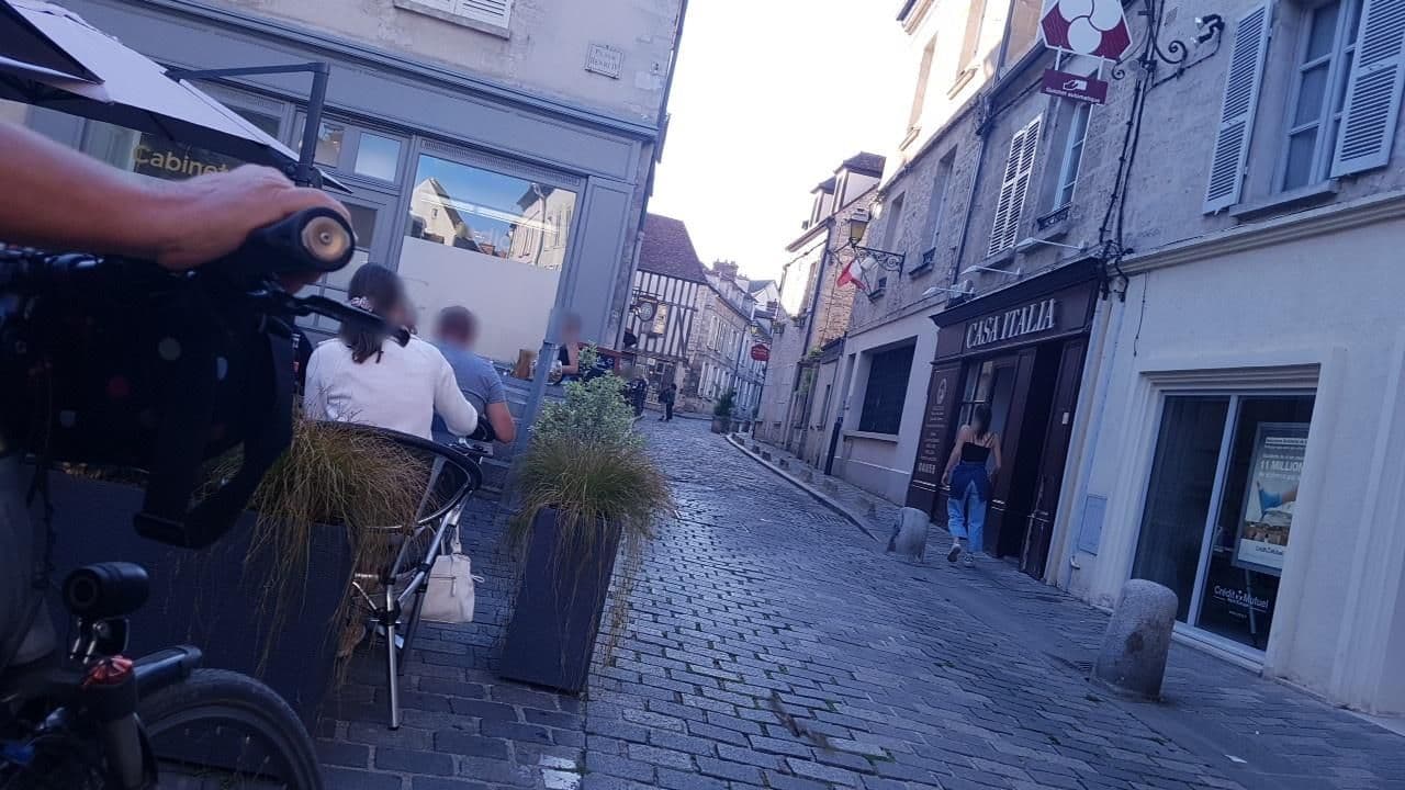 Street view near Le Castel Ecossais, Senlis — © changchun1 (CC BY-SA · Mapillary)