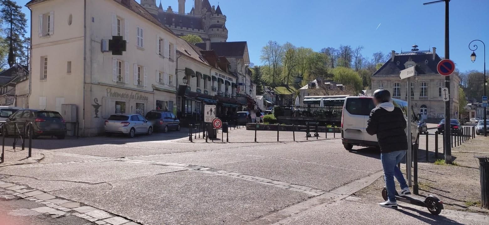 Street view near Castello, Pierrefonds — © kritic (CC BY-SA · Mapillary)