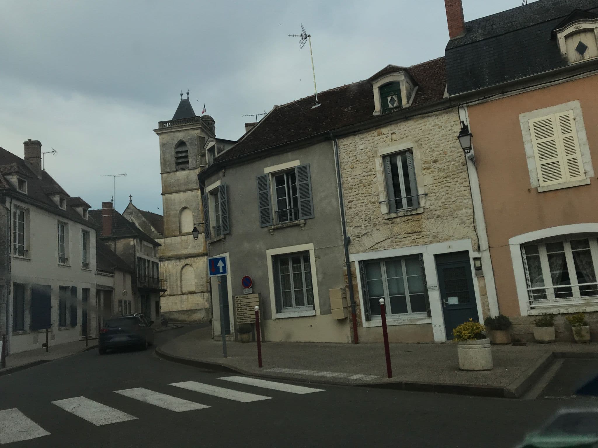 Street view near Hôtel restaurant Le Lion d'Or, Clamecy — © thepriben (CC BY-SA · Mapillary)