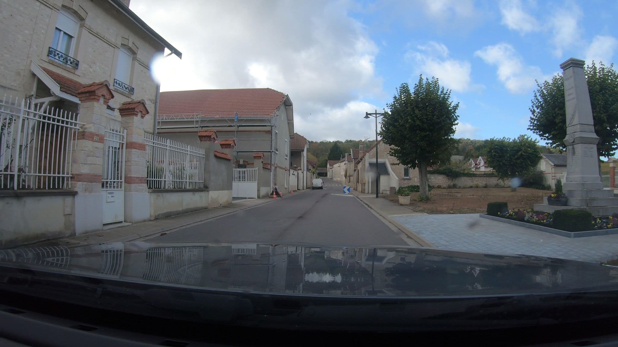 Street view near Le Clos Des Terres Soudées, Gueux — © vinisa (CC BY-SA · Mapillary)