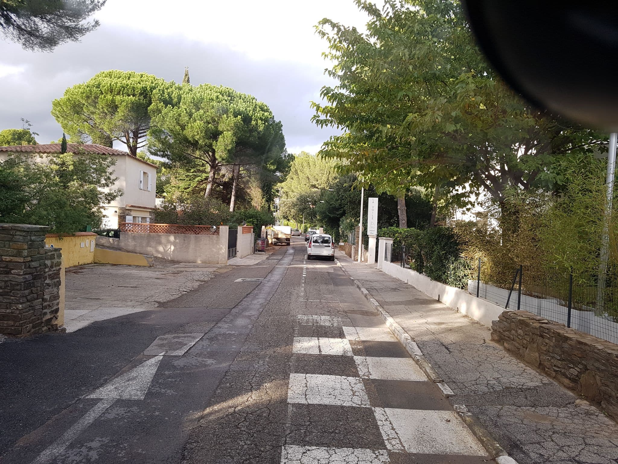 Street view near La Parenthese, Le Lavandou — © bernardvoyageur (CC BY-SA · Mapillary)
