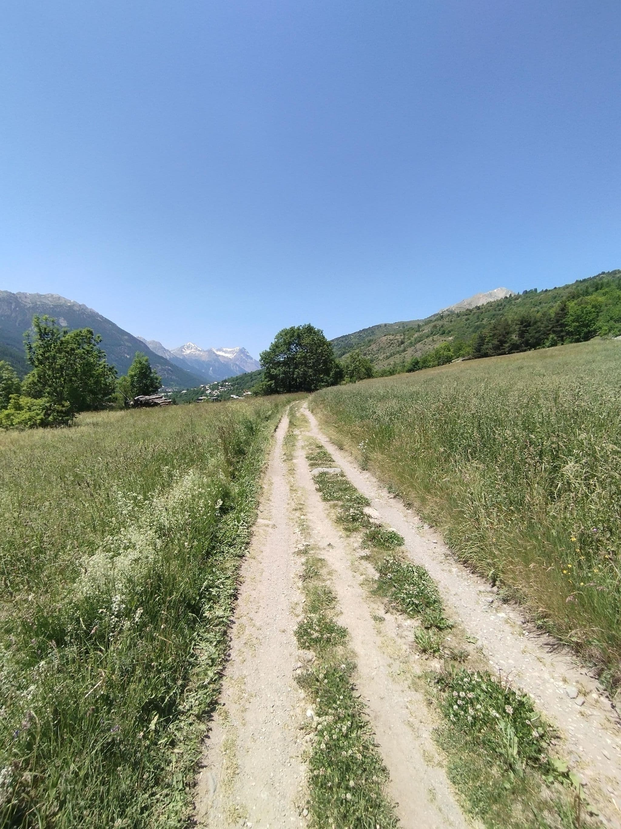 Street view near Résidence le Chalet de l'Eterlou by Popinns, Saint-Chaffrey — © cabinetcourbi (CC BY-SA · Mapillary)