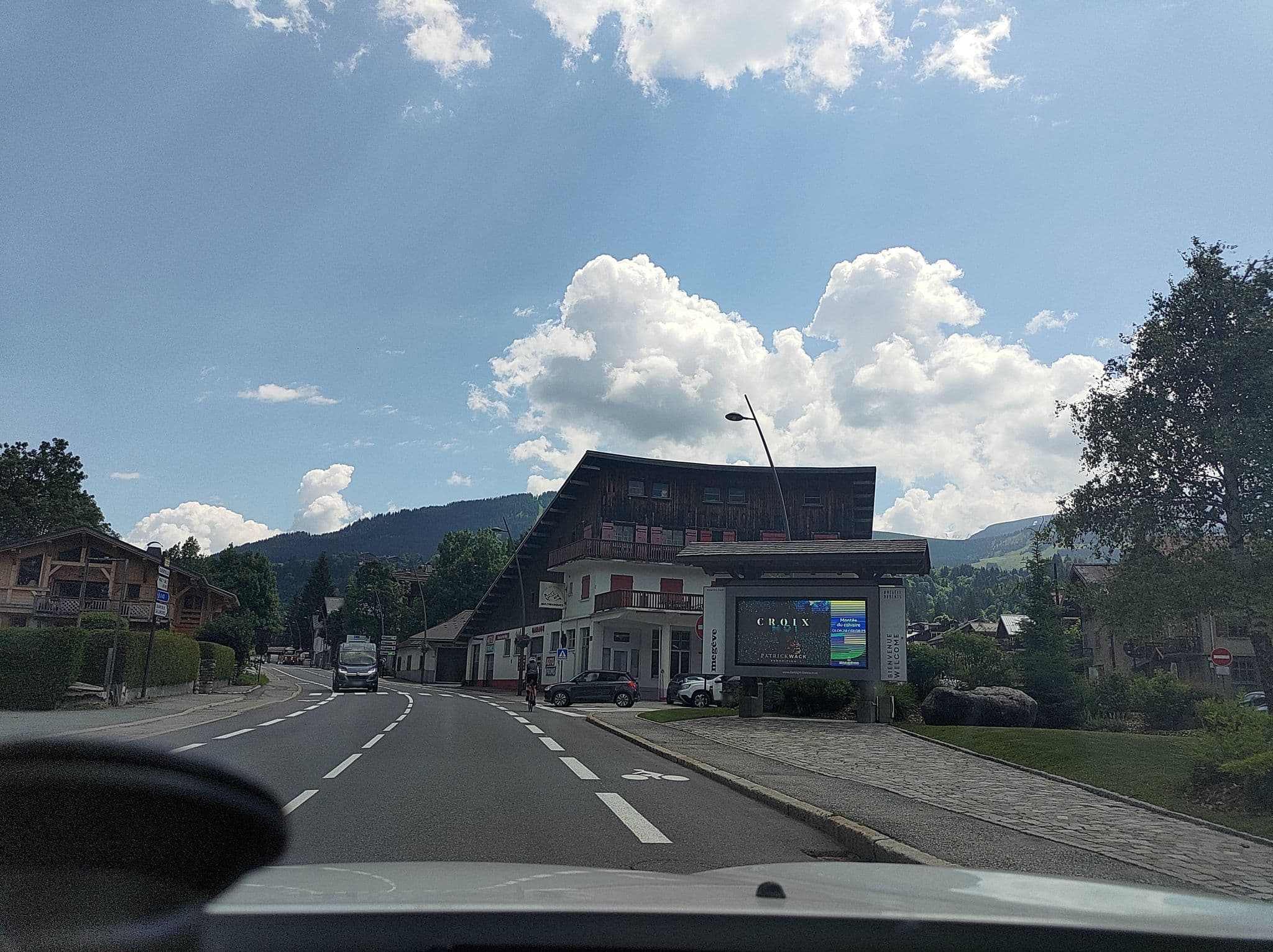 Street view near Le Chalet Blanc, Megève — © MatthieuF4FNE (CC BY-SA · Mapillary)