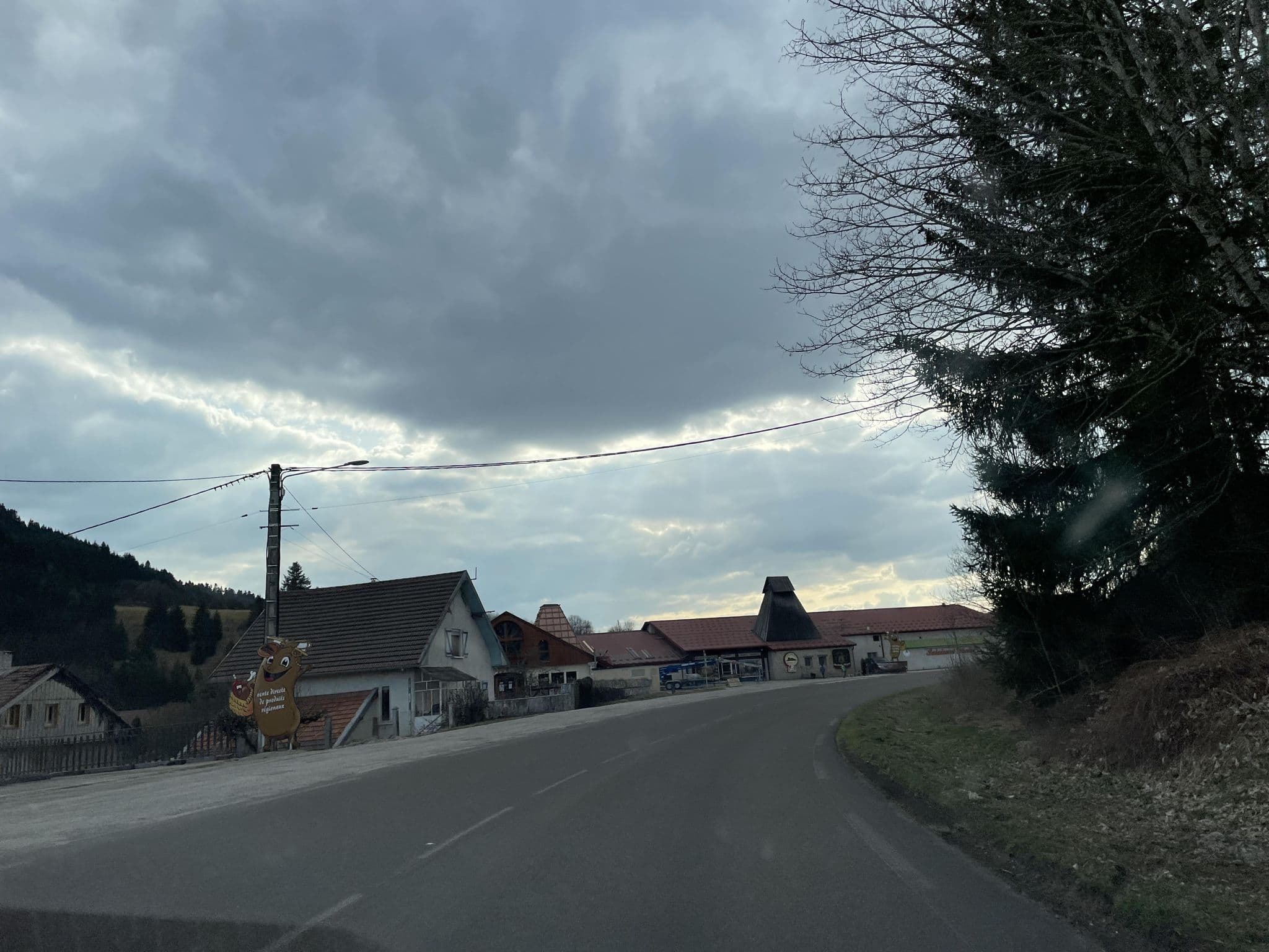 Street view near Restaurant du Saugeais, Doubs — © zlitus (CC BY-SA · Mapillary)
