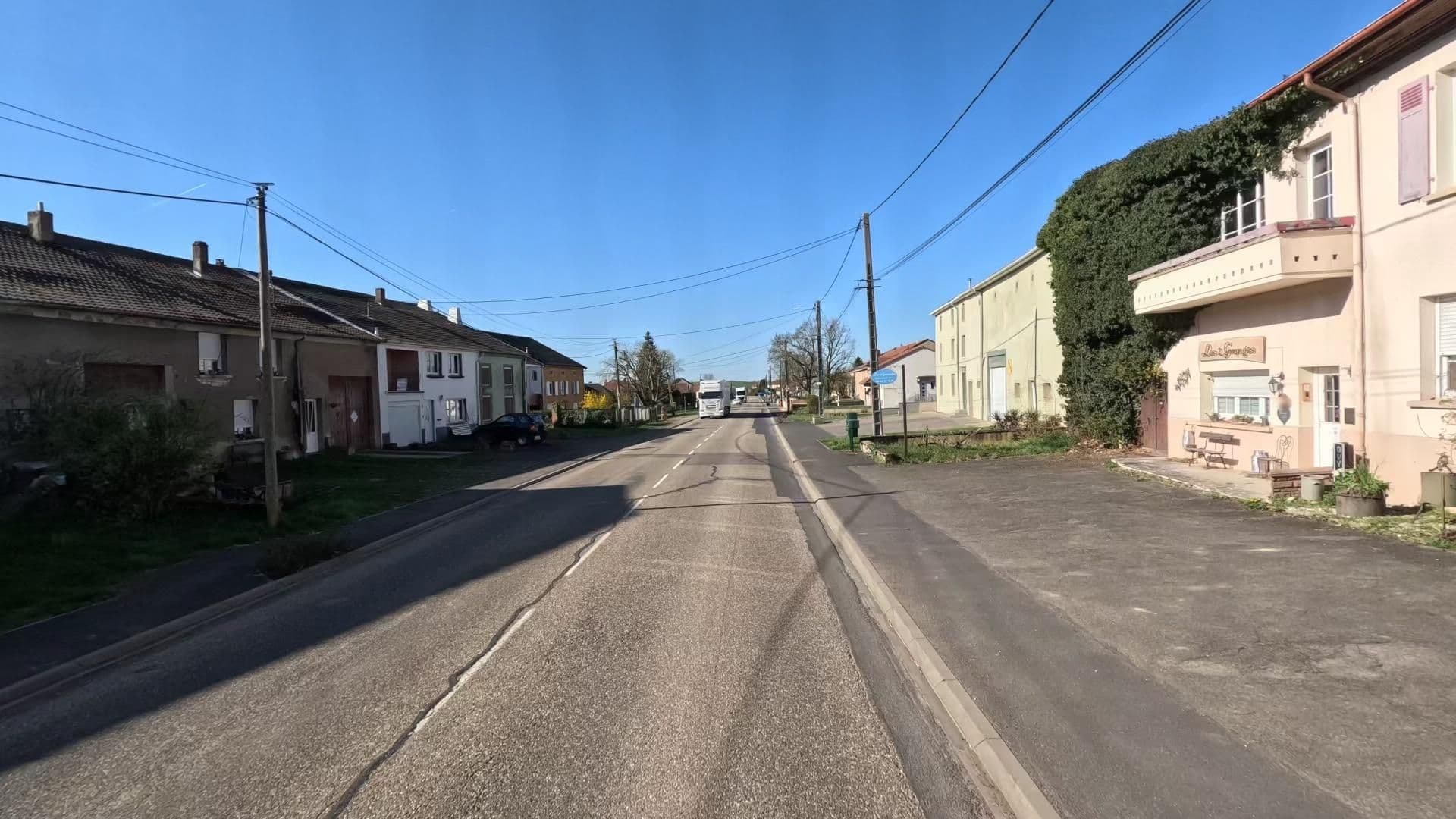 Street view near Les Deux Granges, Morhange — © bct (CC BY-SA · Mapillary)