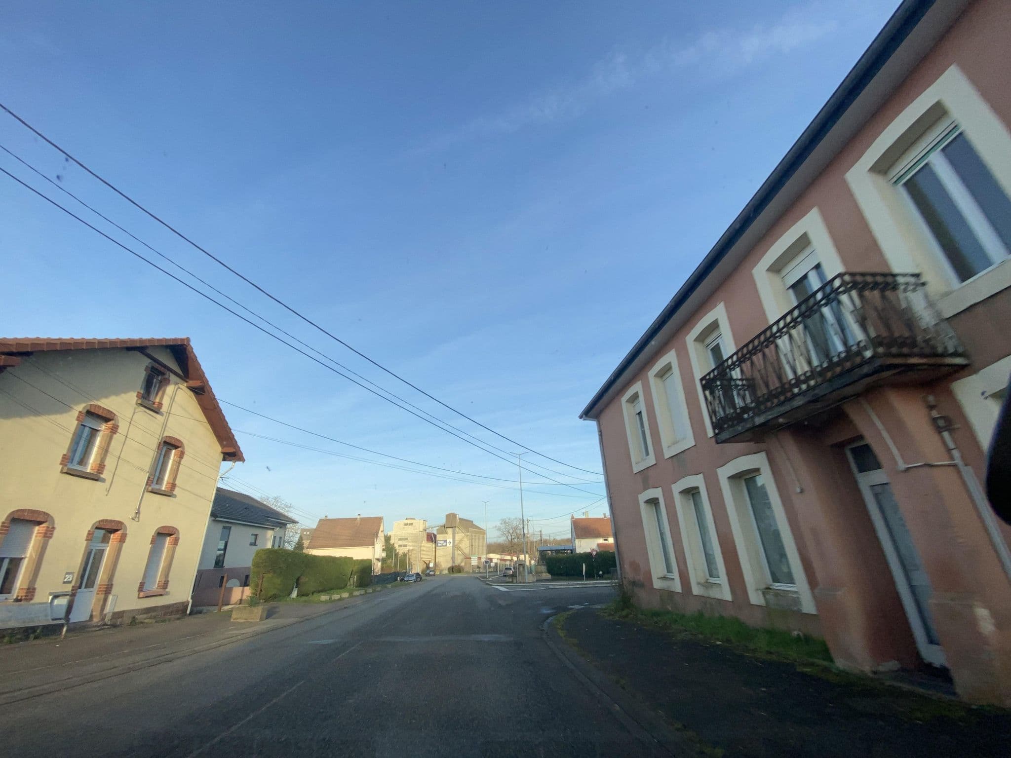 Street view near Hôtel Restaurant Belle Vue, Morhange — © petit_jaune (CC BY-SA · Mapillary)