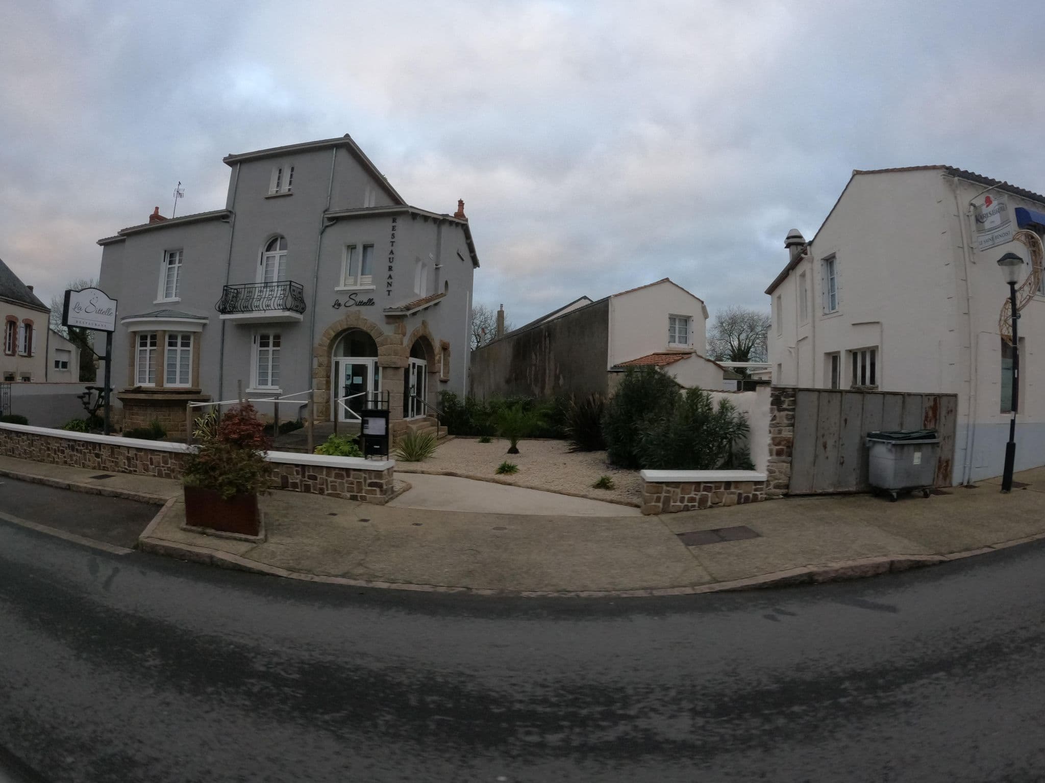 Street view near Hôtel-restaurant St Benoist, Aizenay — © stephanep (CC BY-SA · Mapillary)