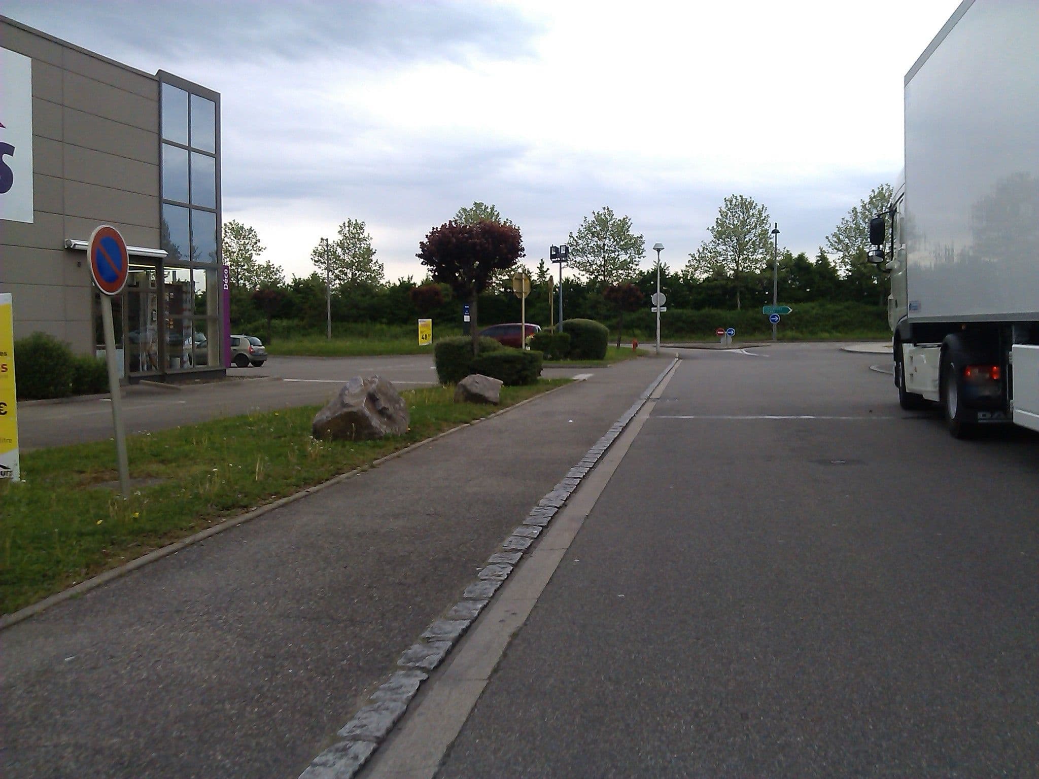 Street view near Hôtel Première Classe Houssen, Houssen — © changchun1 (CC BY-SA · Mapillary)