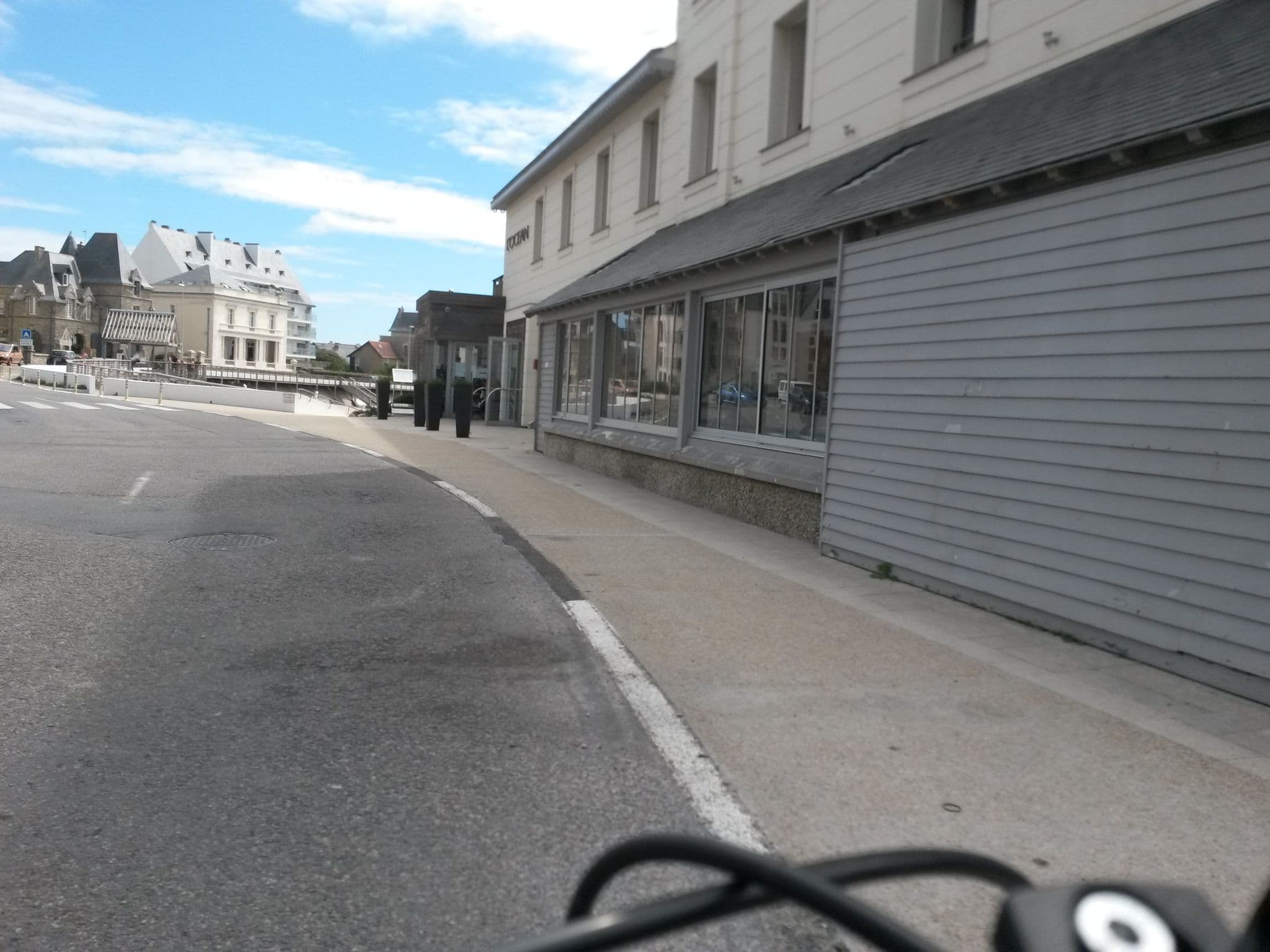 Street view near Les Vikings, Le Croisic — © rausk (CC BY-SA · Mapillary)