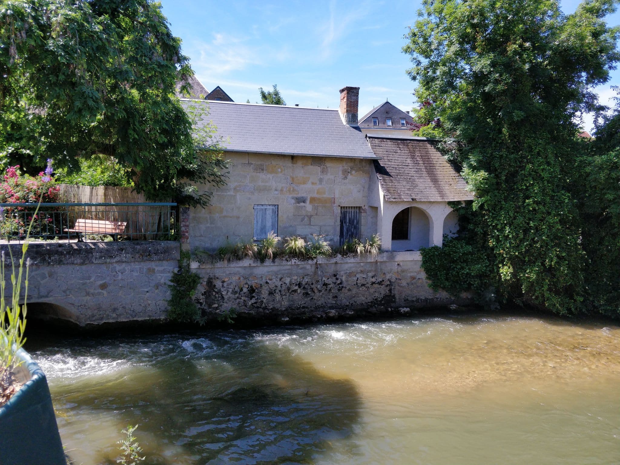 Street view near Le Grand Moulin, La Chartre-sur-le-Loir — © strowbeary (CC BY-SA · Mapillary)