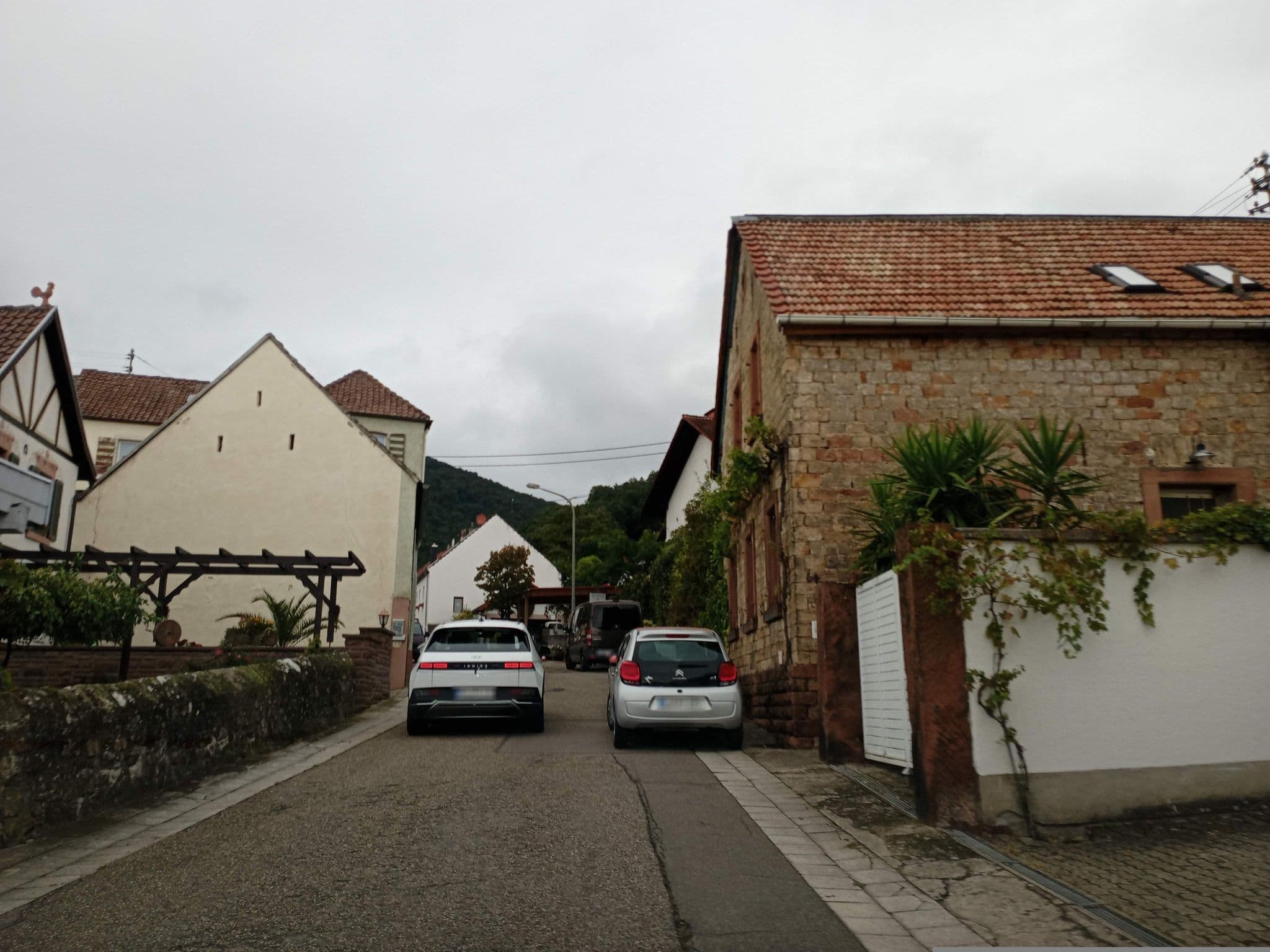 Street view near Gästehaus Schloßblick, Maikammer — © atze02 (CC BY-SA · Mapillary)