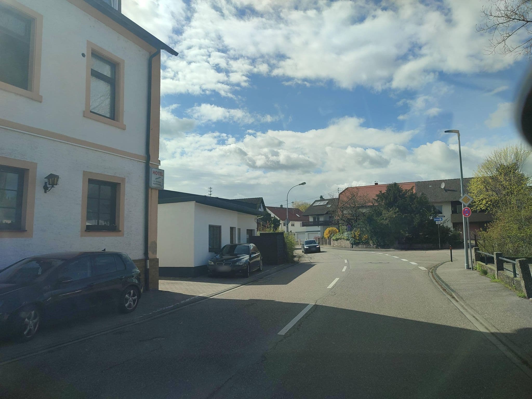 Street view near Hotel-Pension-Sonne, Iffezheim — © karthoo (CC BY-SA · Mapillary)