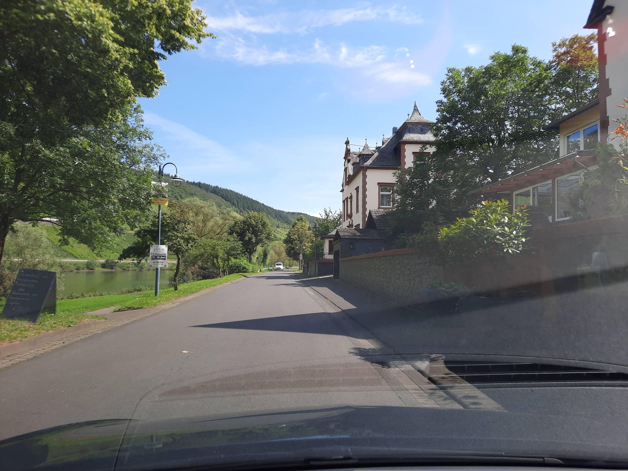 Street view near Hotel Villa Melsheim, Reil — © Lowiekse (CC BY-SA · Mapillary)