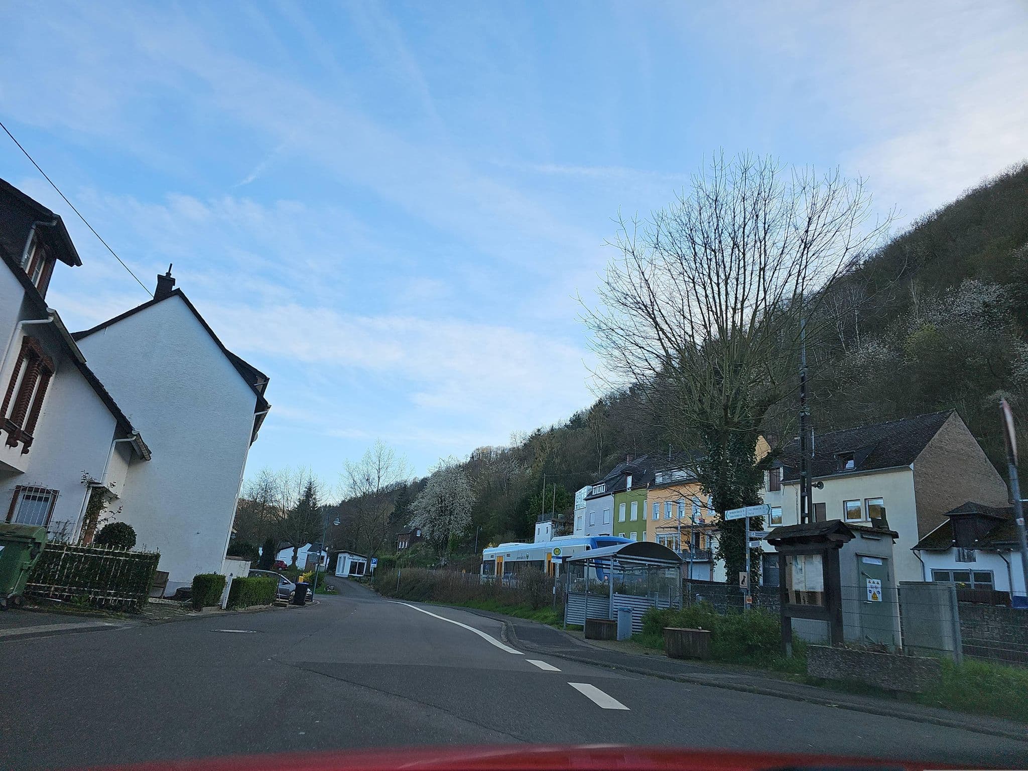 Street view near Ferienanlage - Am Moselufer, Enkirch — © ma_rt_in (CC BY-SA · Mapillary)
