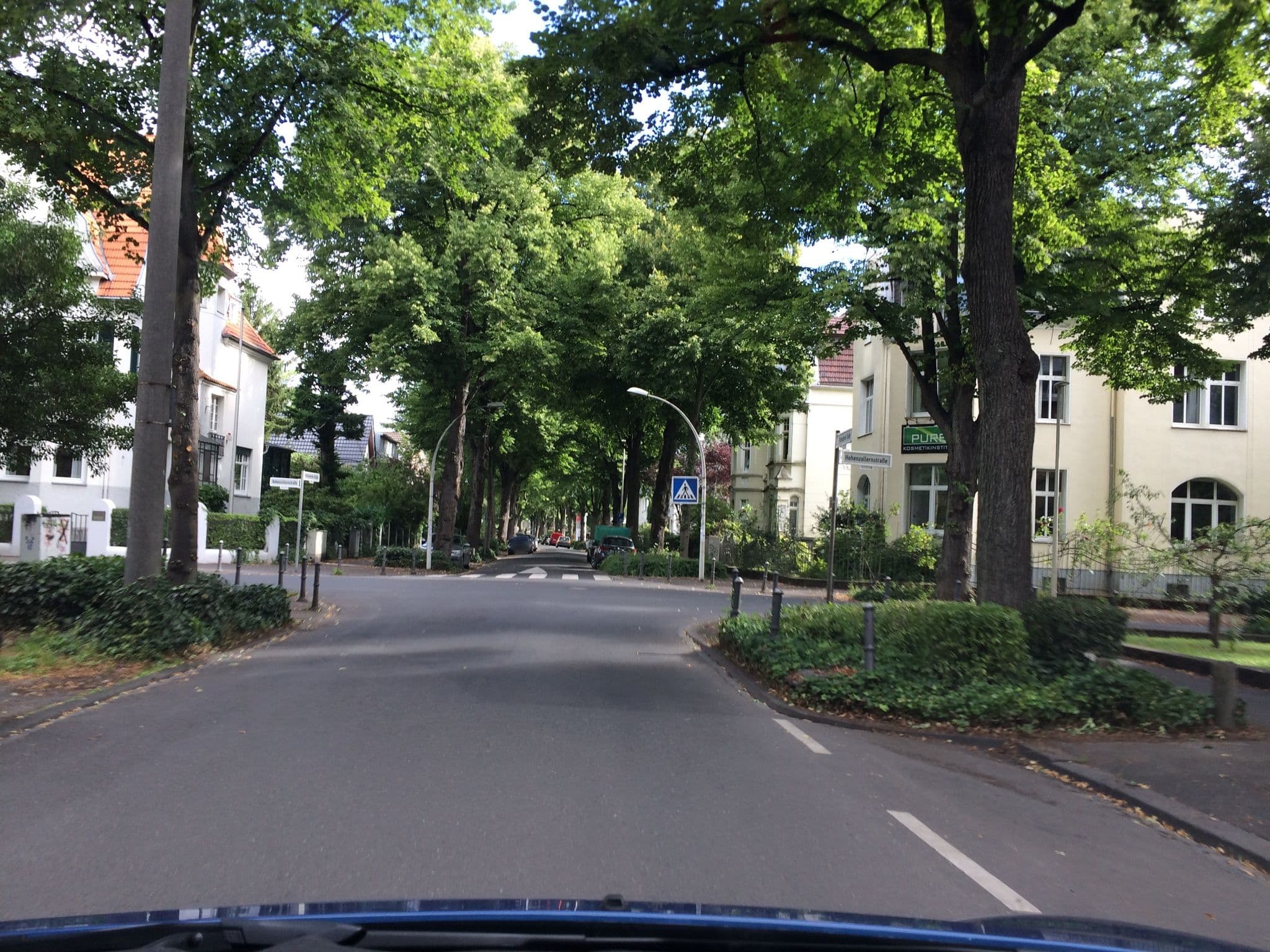 Street view near AKZENT Hotel Am Hohenzollernplatz, Friesdorf — © dschuwa (CC BY-SA · Mapillary)