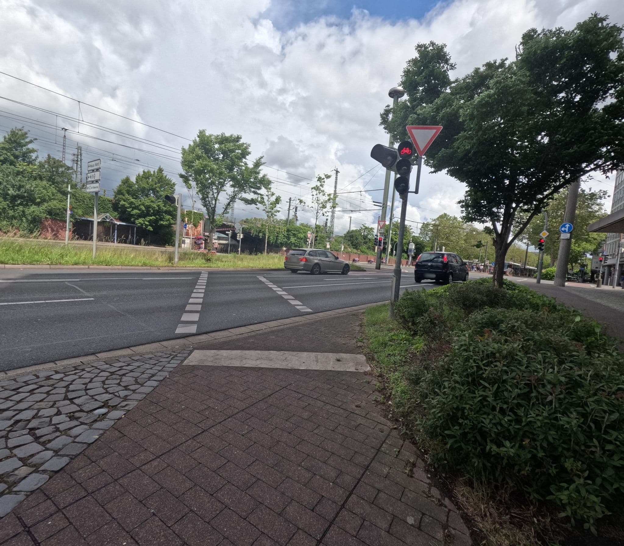 Street view near NGH Hotelbetriebs GmbH Hotel, Neuss — © rempshaener (CC BY-SA · Mapillary)