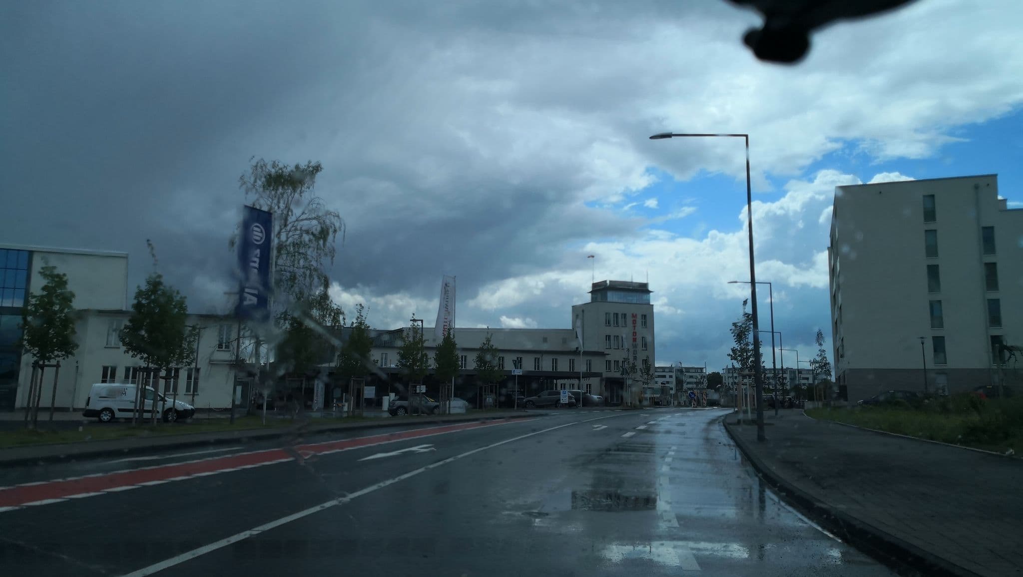 Street view near V8 Hotel, Ossendorf — © diamantmapper (CC BY-SA · Mapillary)