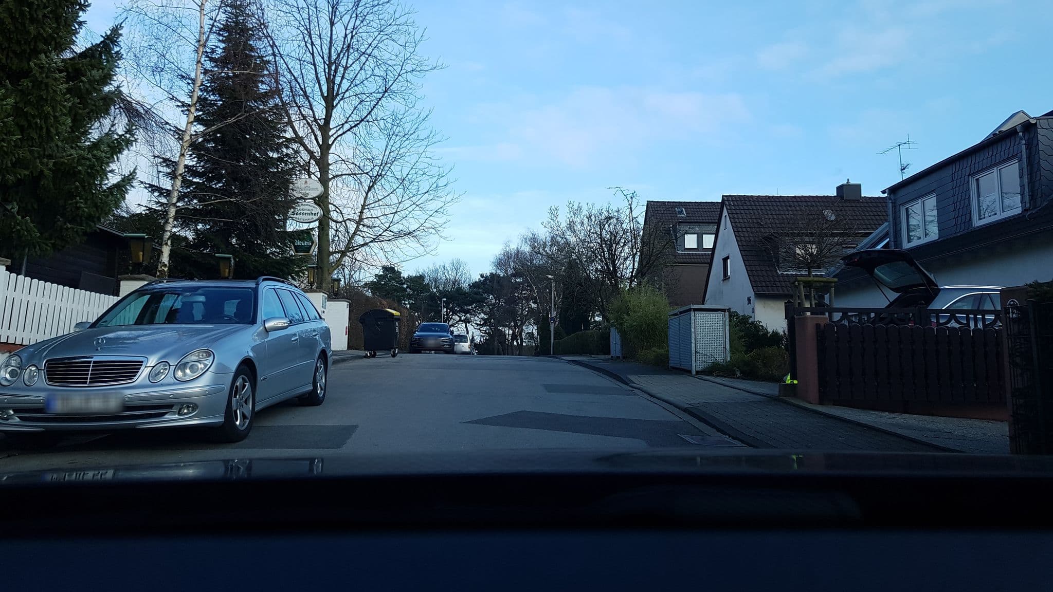 Street view near Landhaus Sassenhof, Mülheim — © rororo (CC BY-SA · Mapillary)