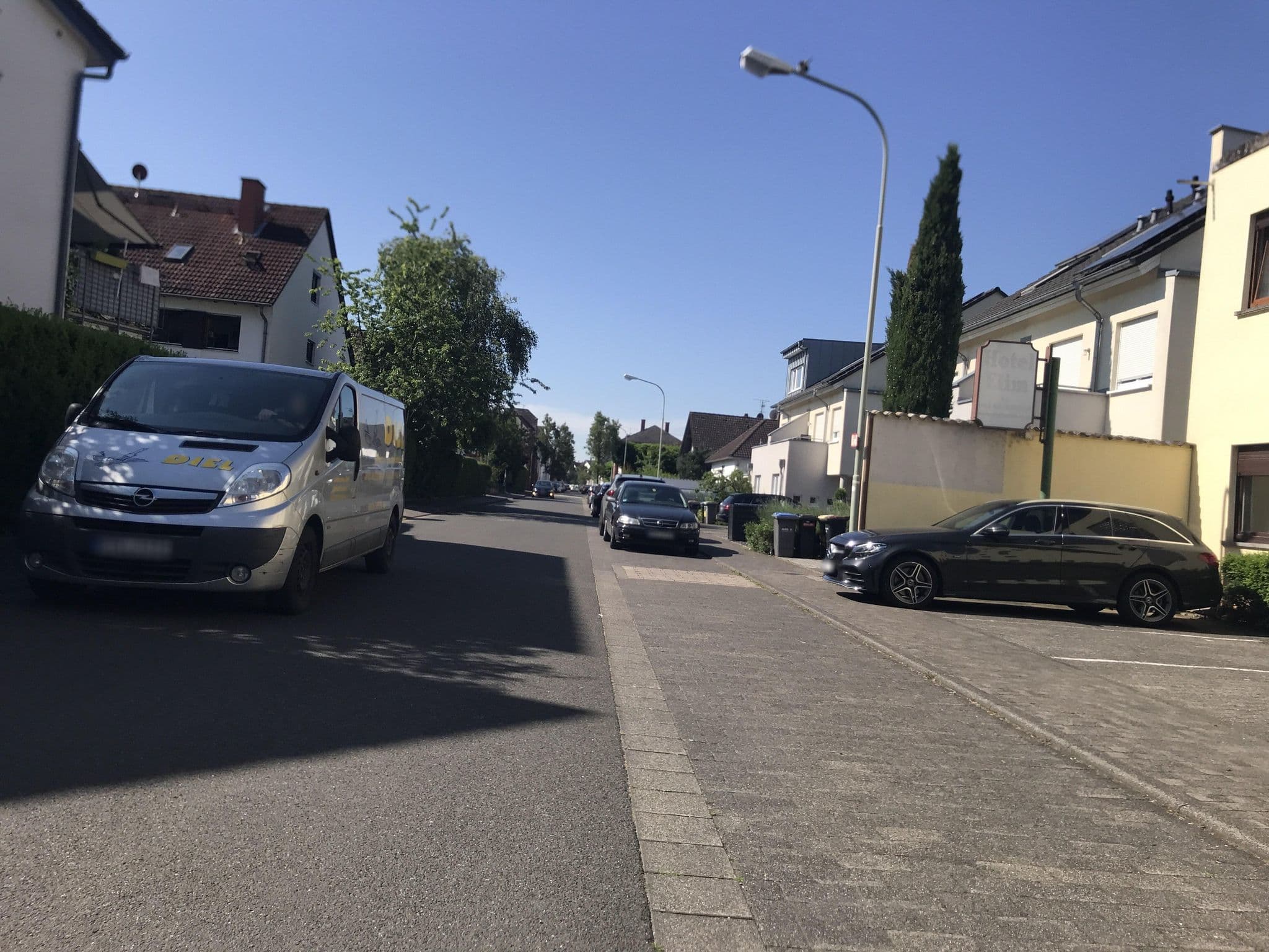 Street view near Elim Hotel, Hochheim am Main — © miguel_andrade (CC BY-SA · Mapillary)