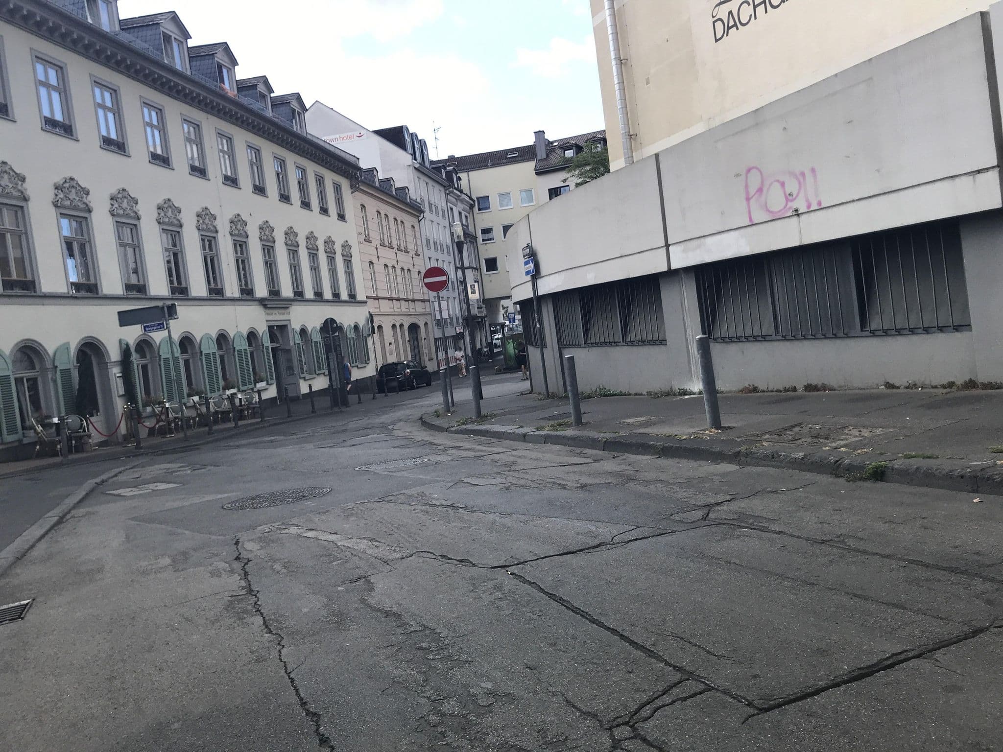 Street view near Das Badhaus SPA @ Schwarzer Bock, Wiesbaden — © miguel_andrade (CC BY-SA · Mapillary)