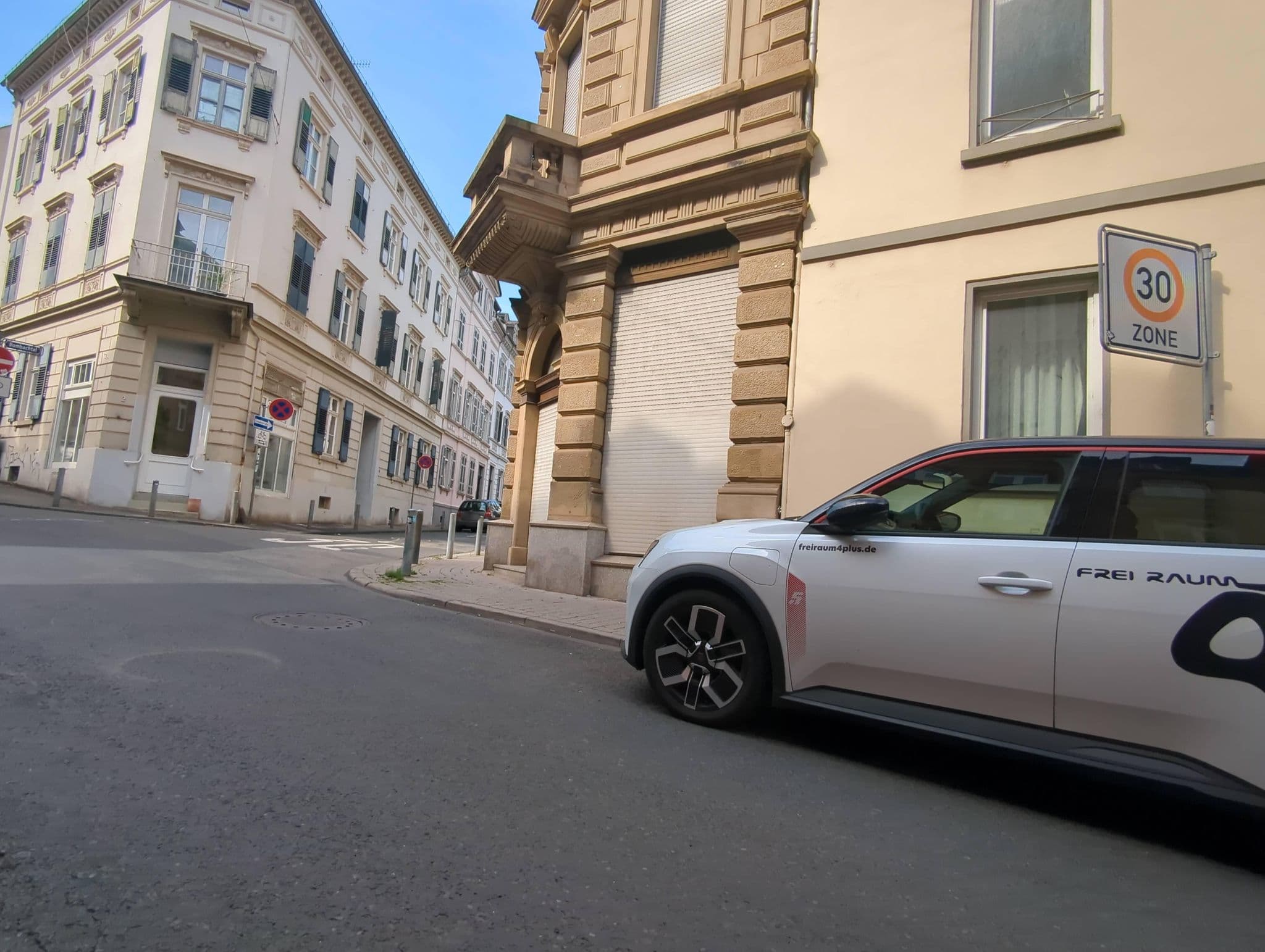 Street view near Hotel Admiral, Wiesbaden — © miguel_andrade (CC BY-SA · Mapillary)